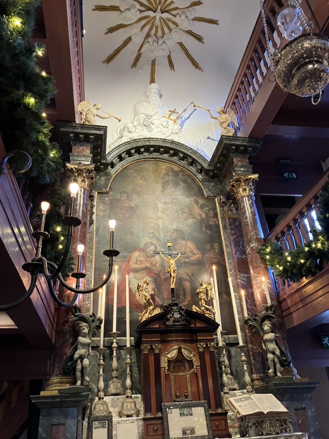 屋根裏部屋の教会博物館（普通の家屋の中にあります）