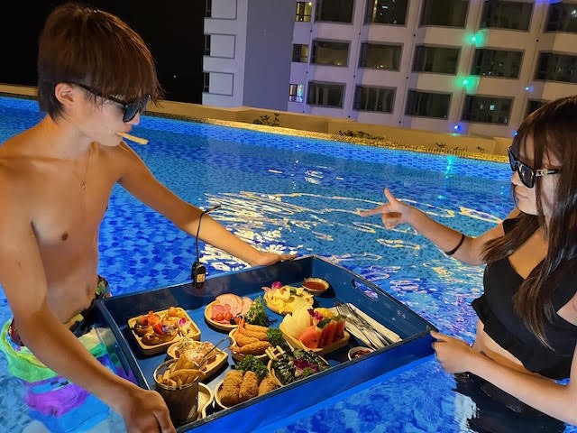 プールサイドで食事