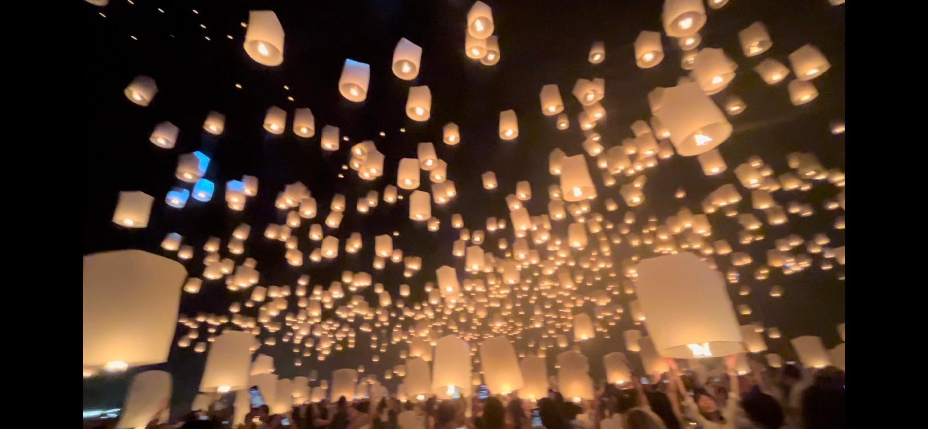 ランタンが舞う様子