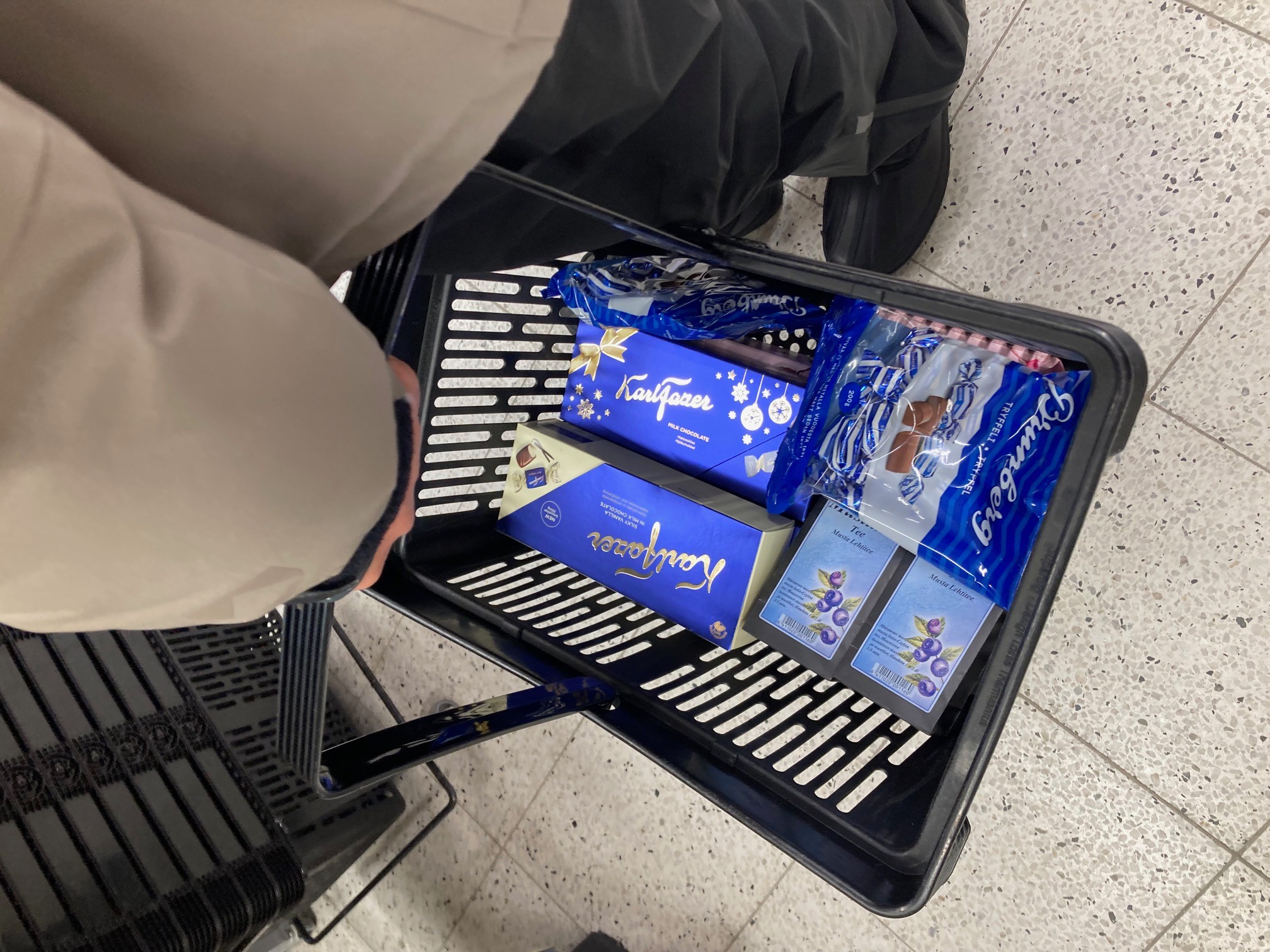 もう一つのショッピングセンター地下のスーパーでお土産お菓子を購入