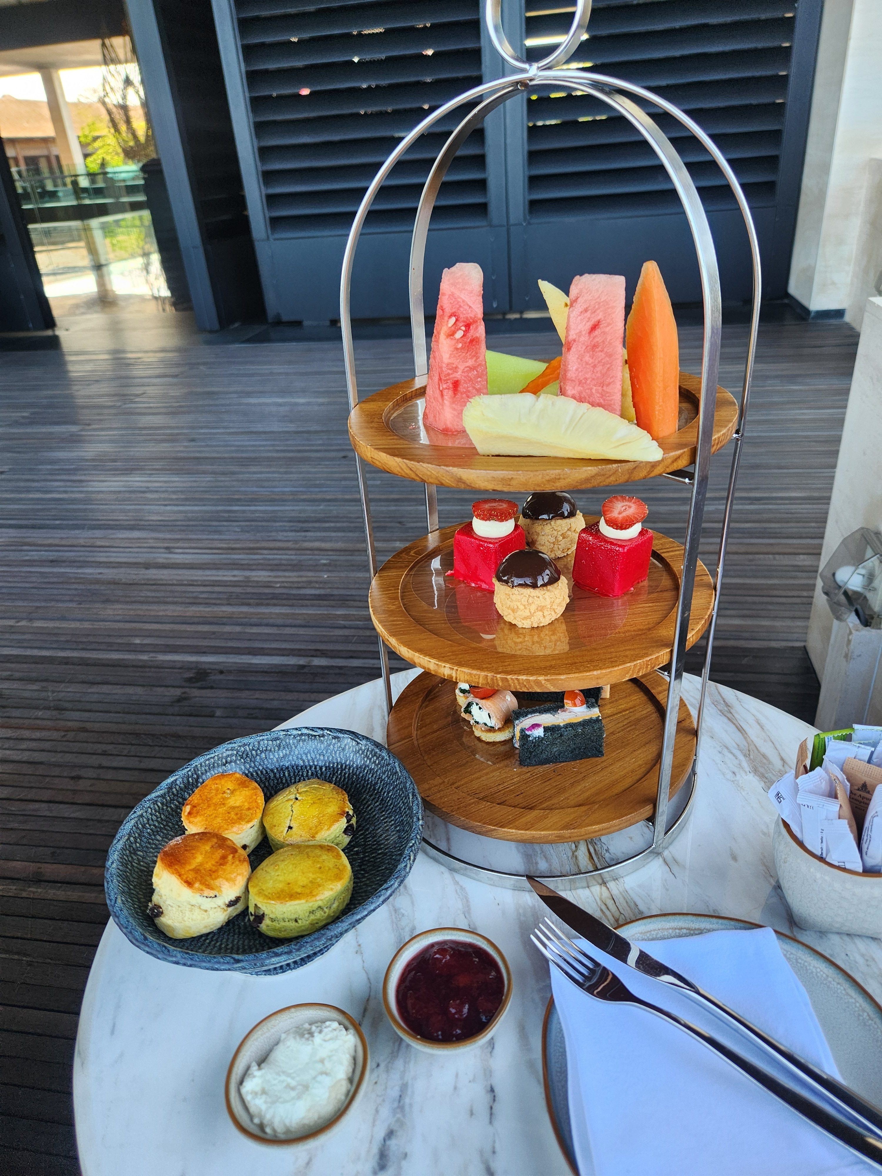 高級ホテル「ケンピンスキー」でのアフタヌーンティー