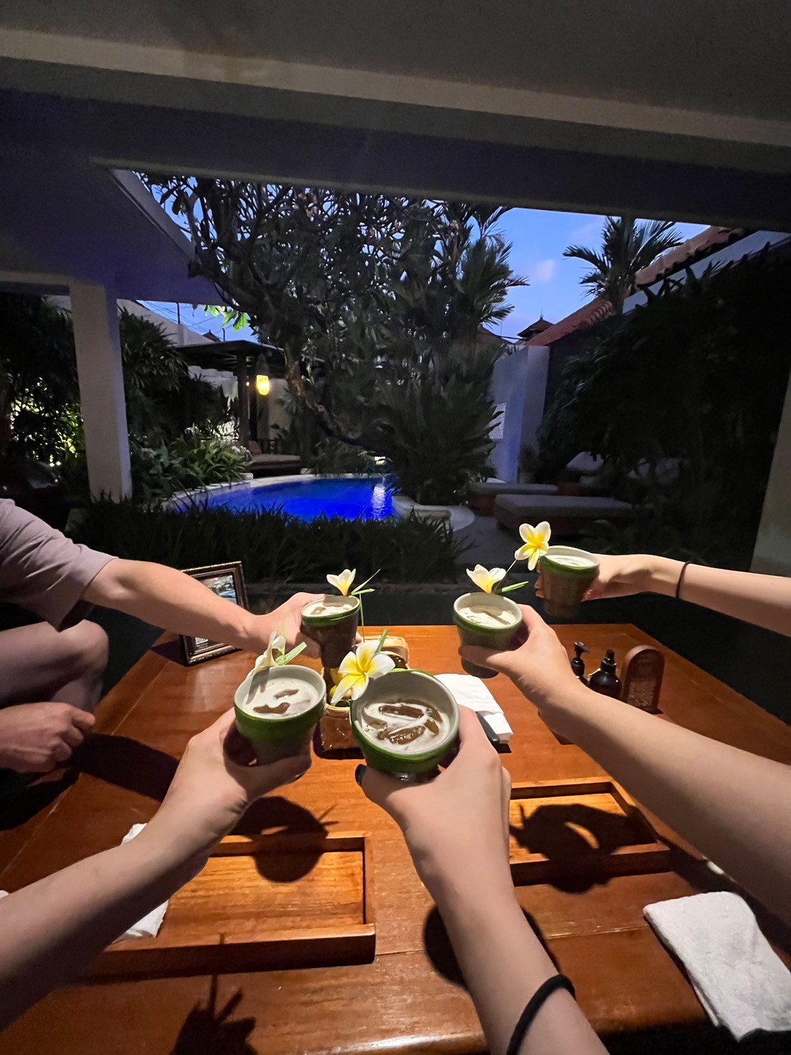 お部屋で乾杯！この日は、Grabで食事を配達してもらいお部屋でいただきました