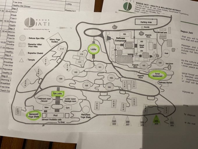 広大なホテルの敷地内にはスパ、ヨガの施設や農園なども