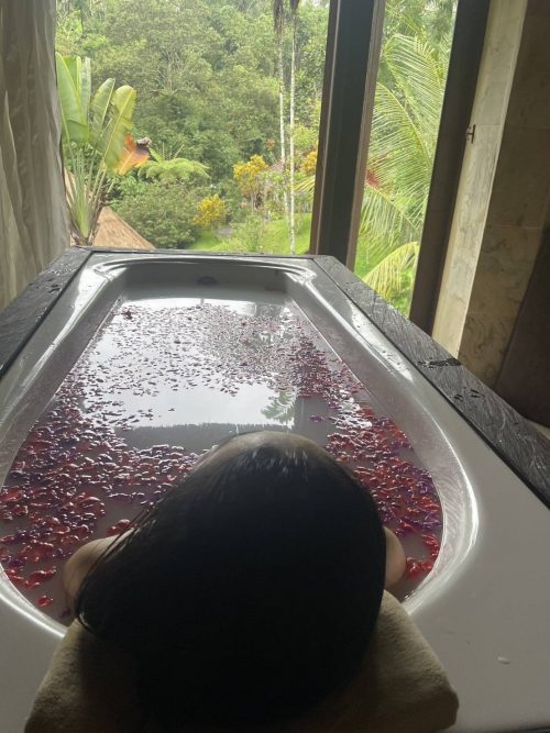 大自然を眺めながら花びらの浮かぶバスタブで究極のリラックス