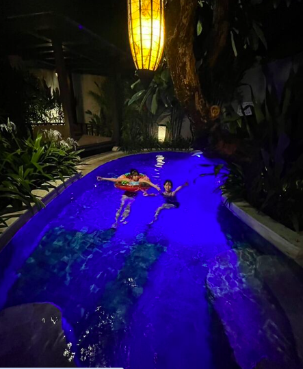 ナイトプールを楽しむ娘たち