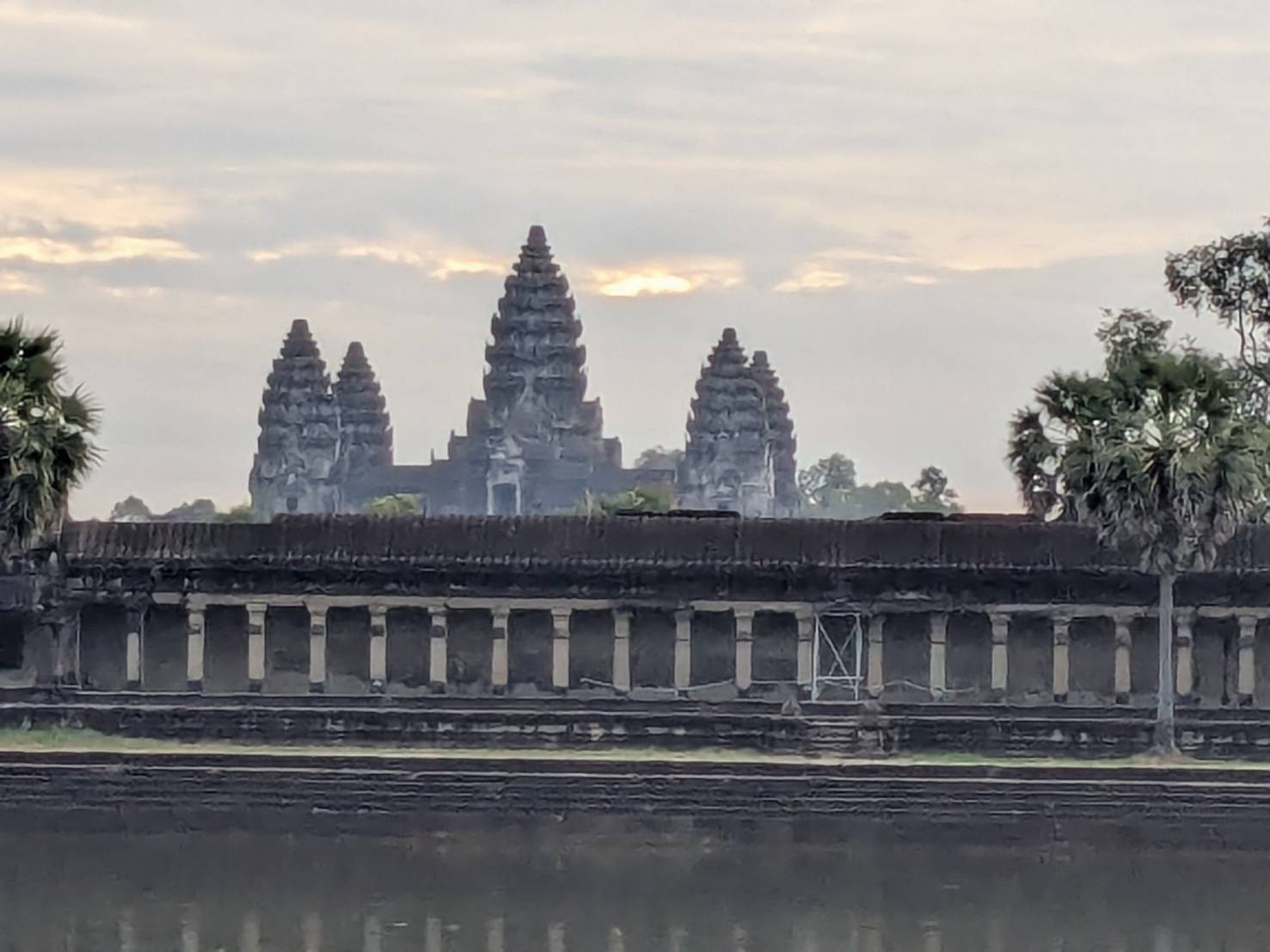 刻々と色が変わりゆくアンコールワットの空