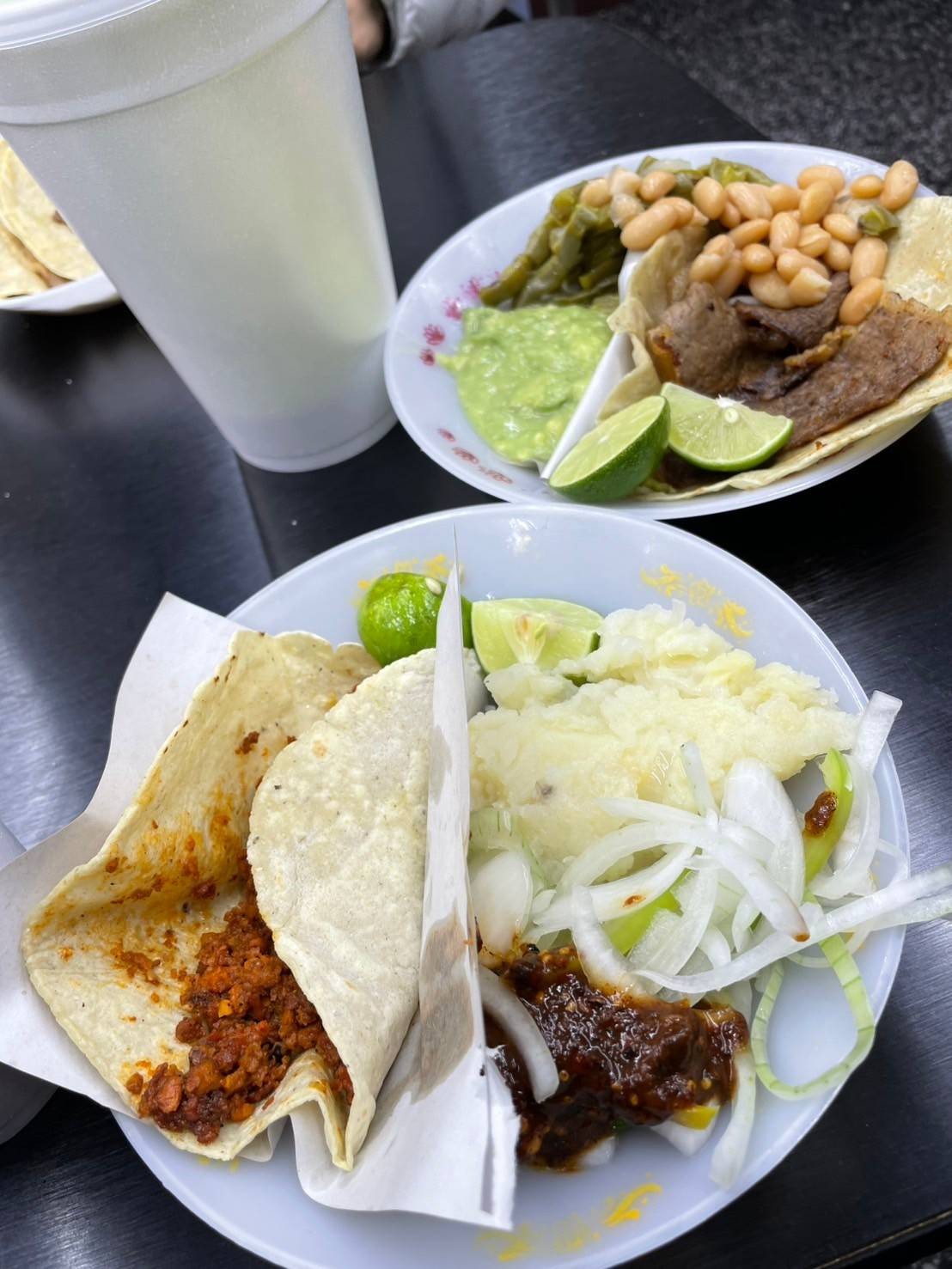 地元の人で賑わっていたタコス店にて