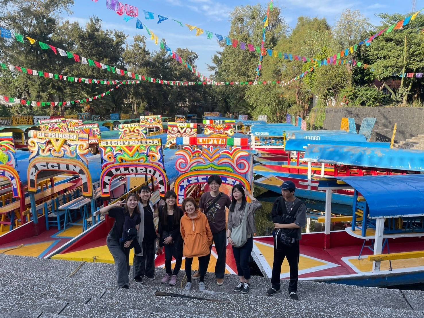 メキシコらしいカラフルな船