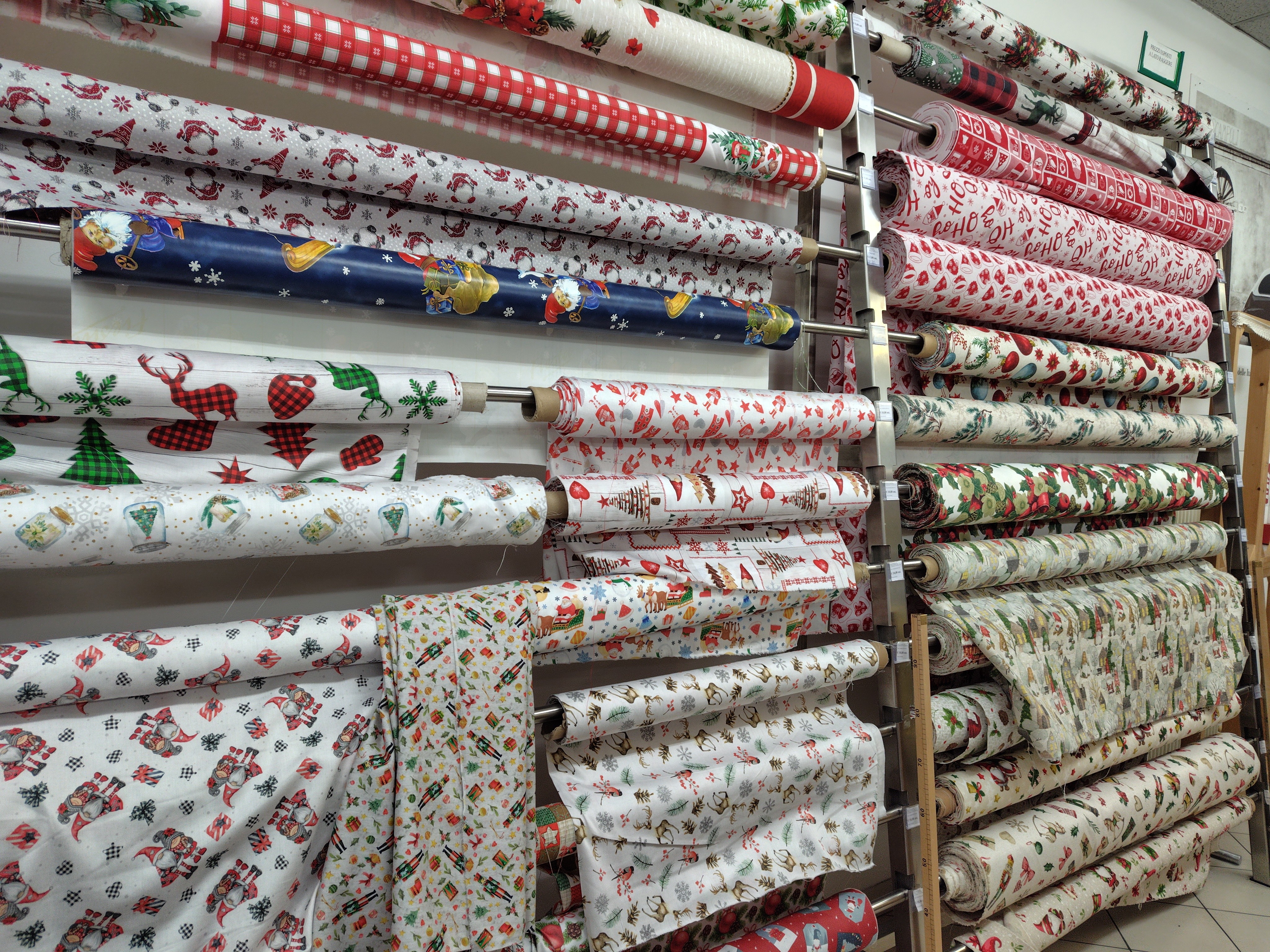 ボルツァーノ クリスマス一色の生地屋