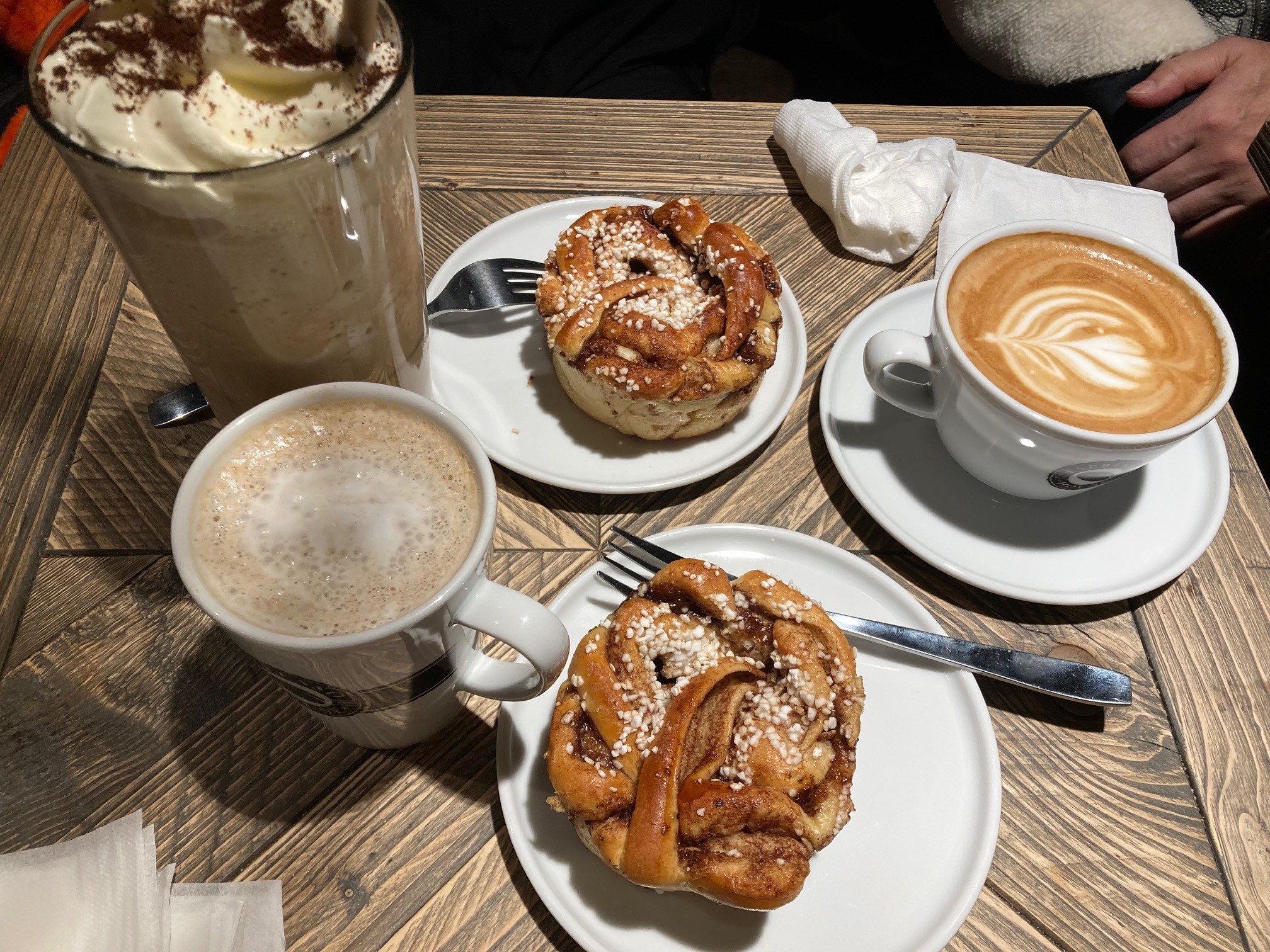 ショッピングセンター「サンポセンター」内のカフェでシナモンロール