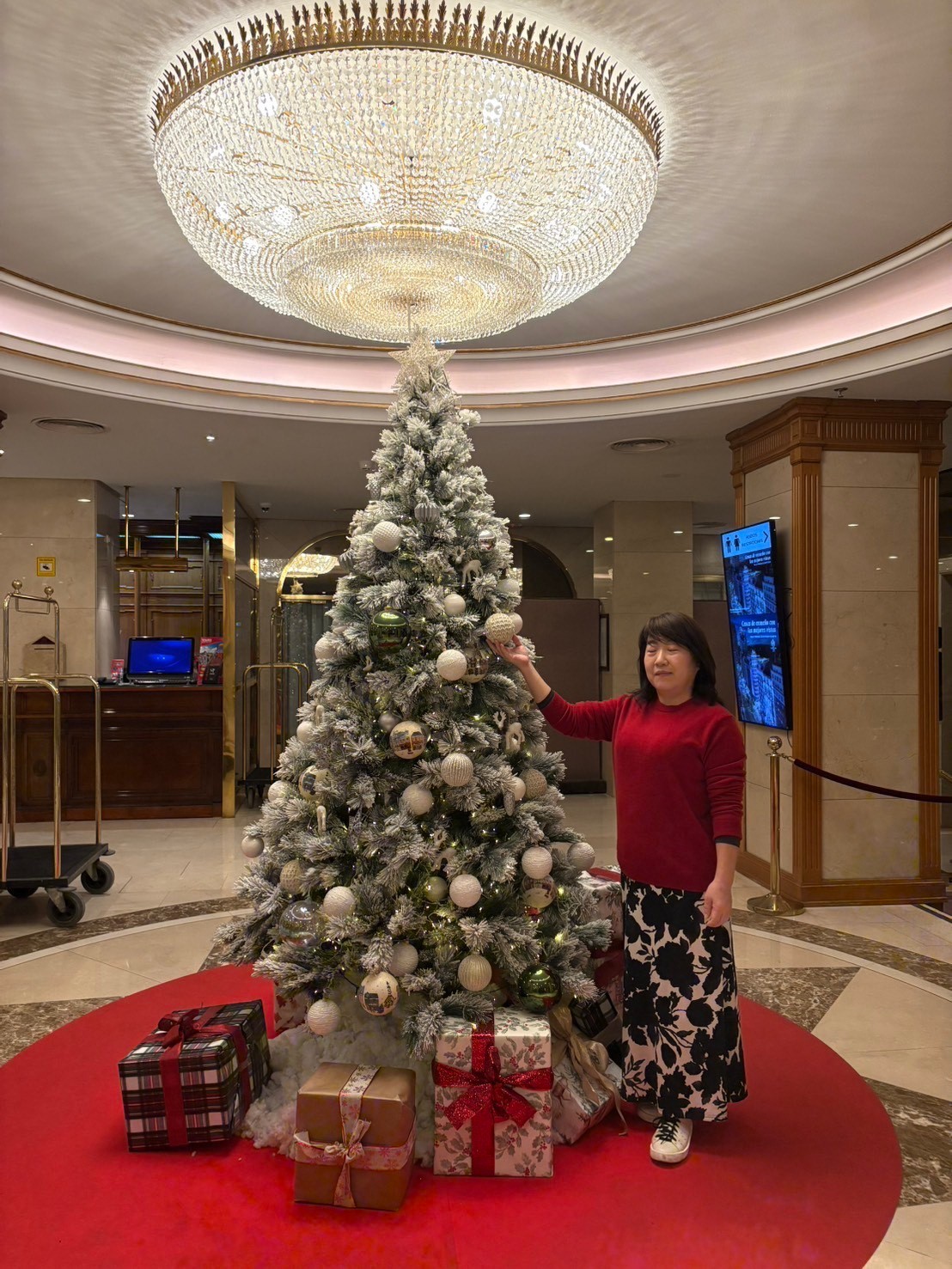 ホテルにもツリーが飾られ、クリスマスムード満点