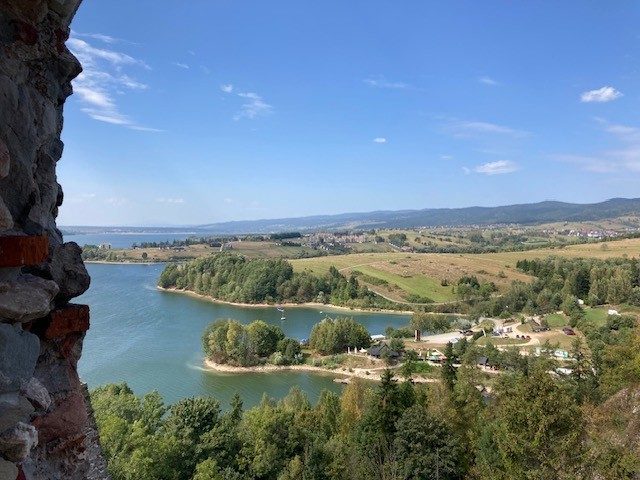 湖のほとりのCzorsztyn Castle