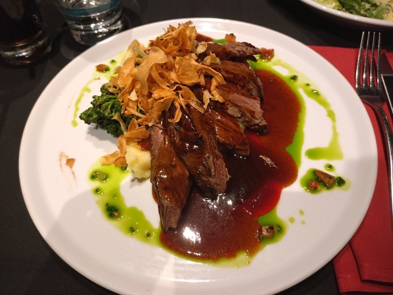 レストラン「ザ　アンガス」