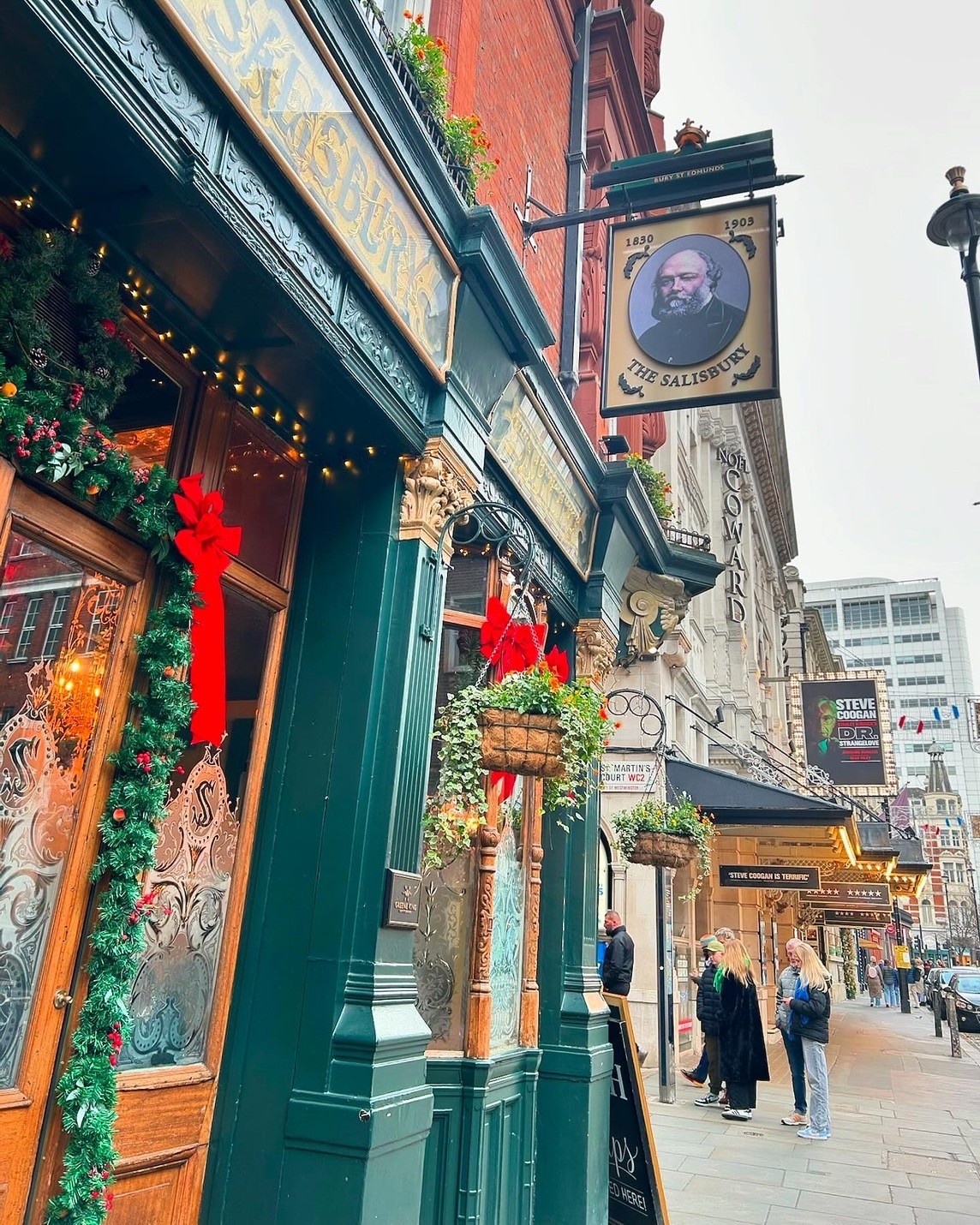 クリスマスの装飾が施されたクラシックな街角