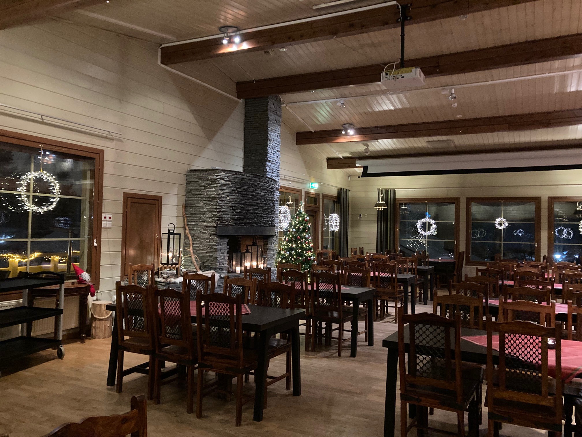 朝食は前日のお夕食と同じレストランでビュッフェ。クリスマス飾りが素敵でした。