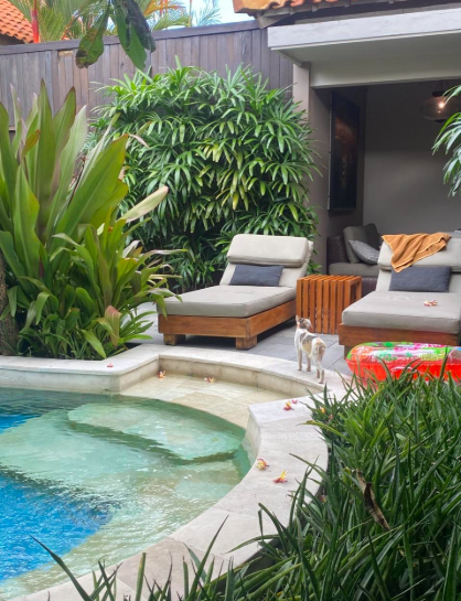 プールサイドにも