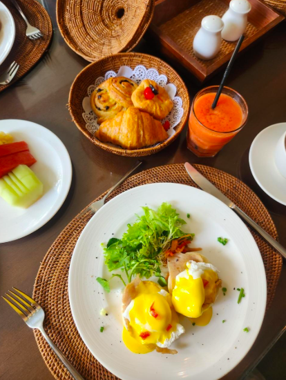 朝食はお部屋に運んでくれました