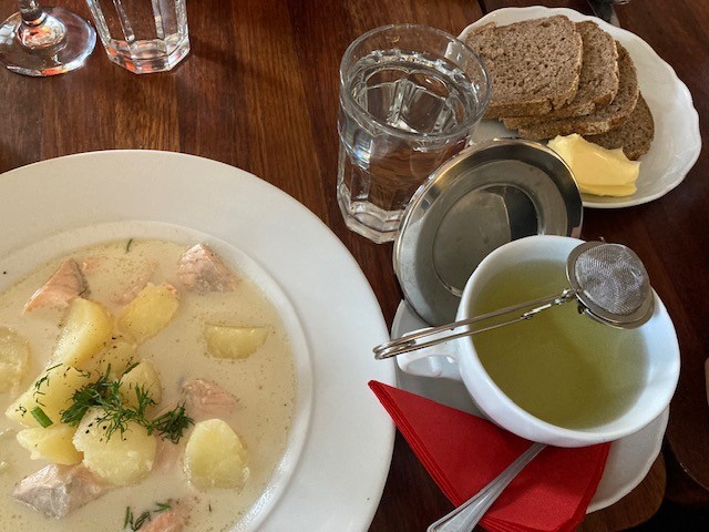 カフェエンゲルでサーモンスープ