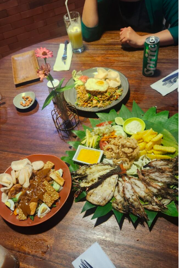 ディナーはホテル近くの「Laghawa TTRRACOTTA」へ