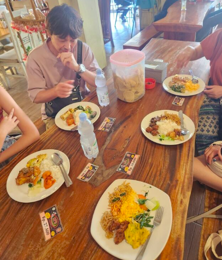 好きなものを各自盛ってお会計するスタイル。安くて美味しい！