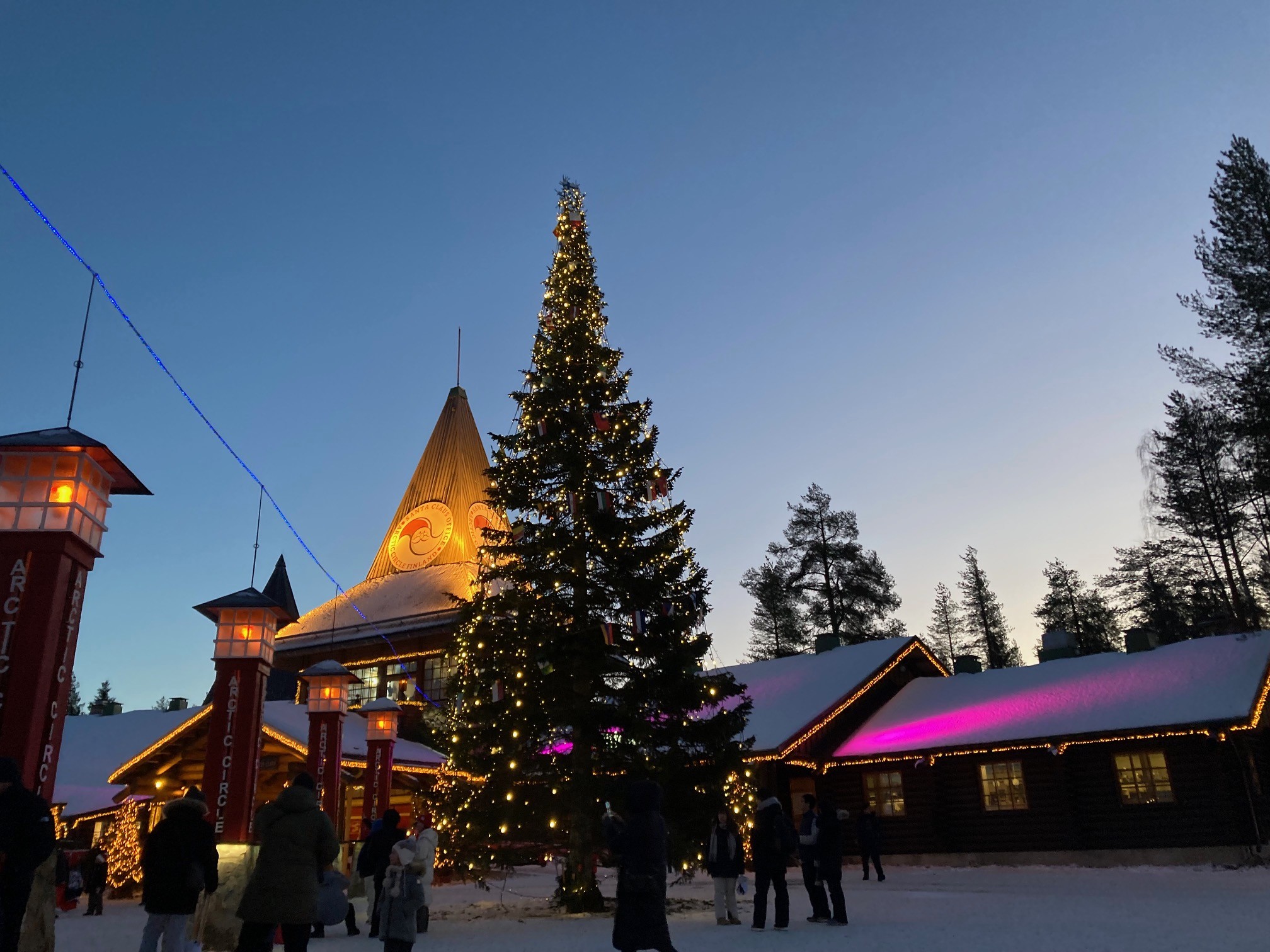 サンタクロースビレッジに到着。 朝9時でこの暗さです。