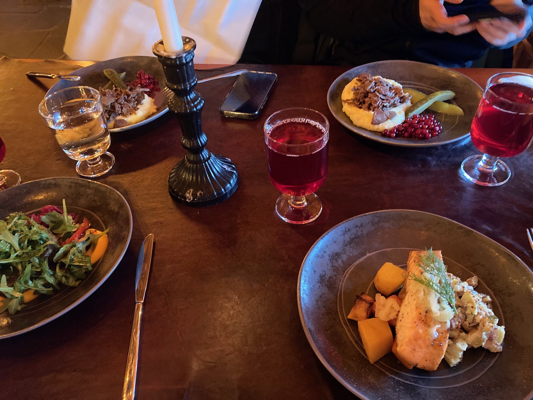 レインディア(トナカイ)ソテー、サーモンソテー。お飲み物はリンゴンベリージュース