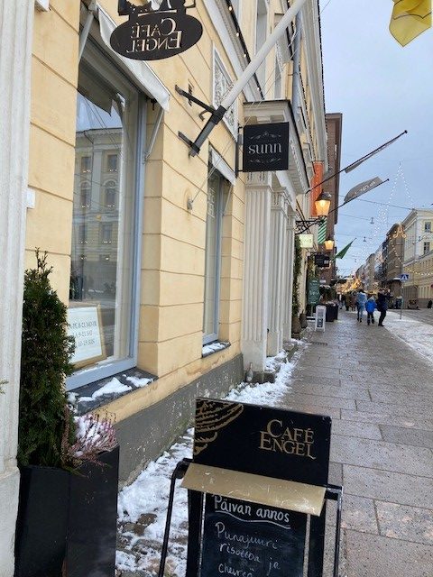 ヘルシンキ大聖堂目の前の、ロケーション最高のカフェエンゲル