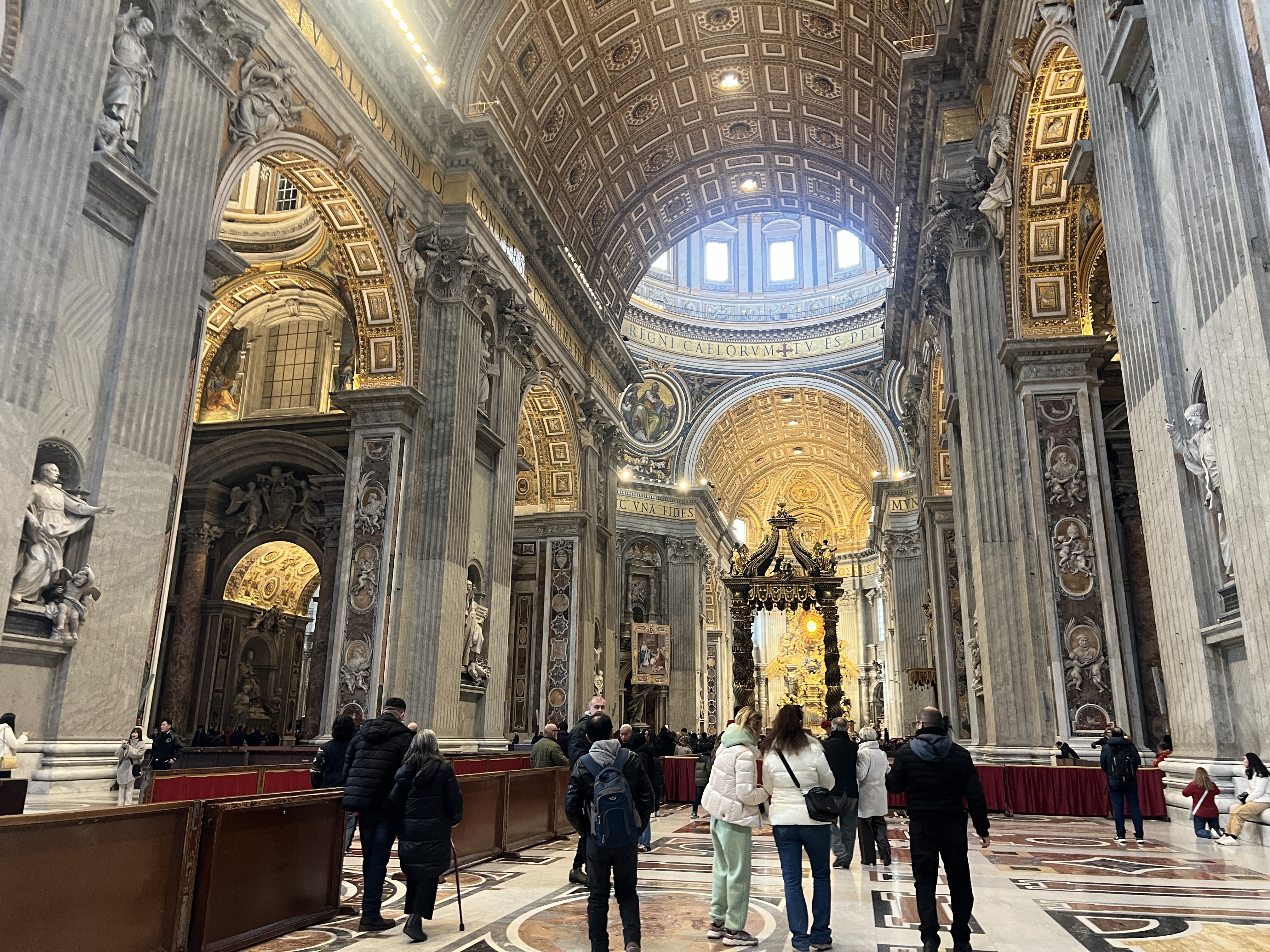サンピエトロ大聖堂の内部