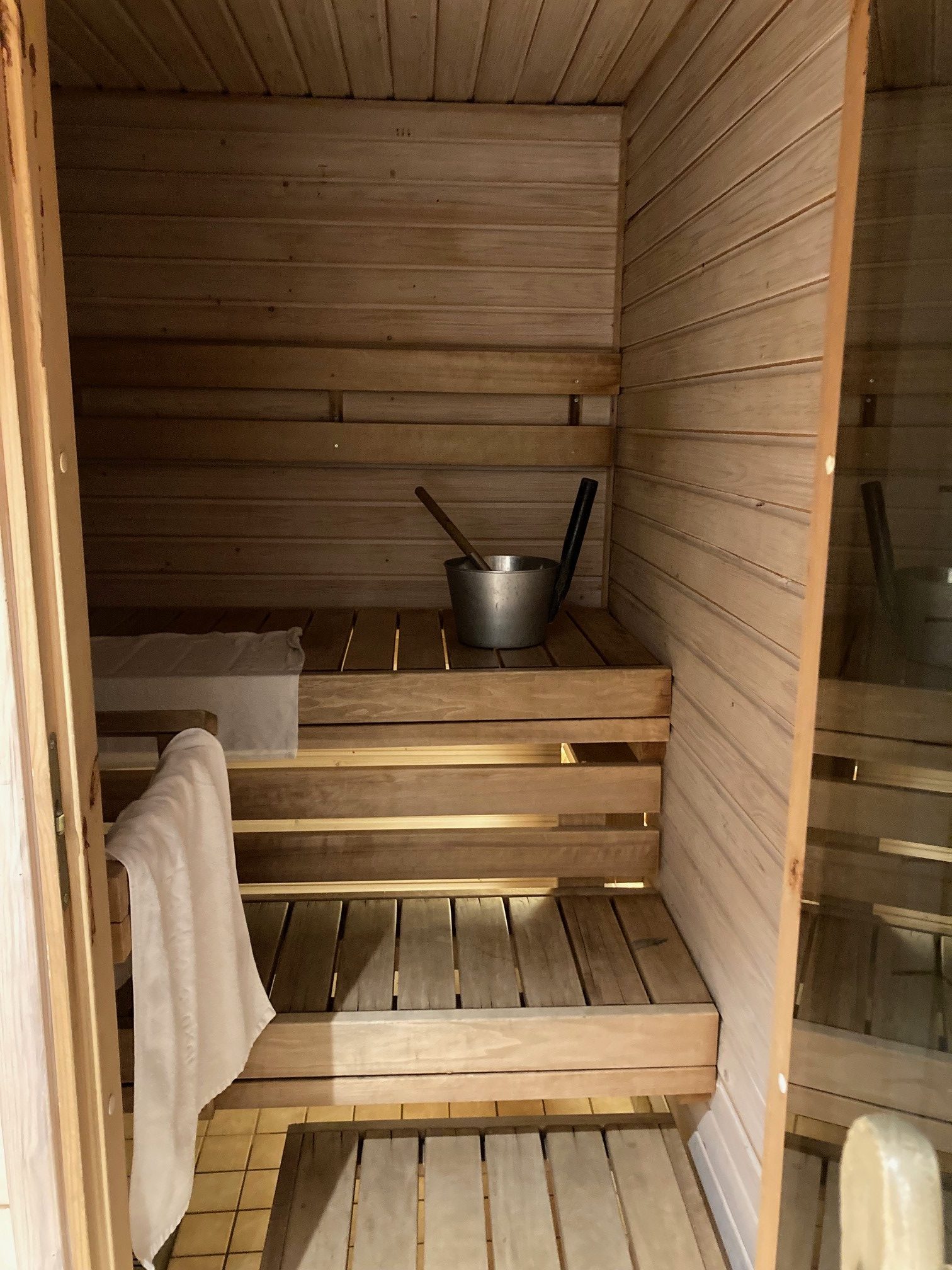 横に3人入れるコテージの中にあるサウナ