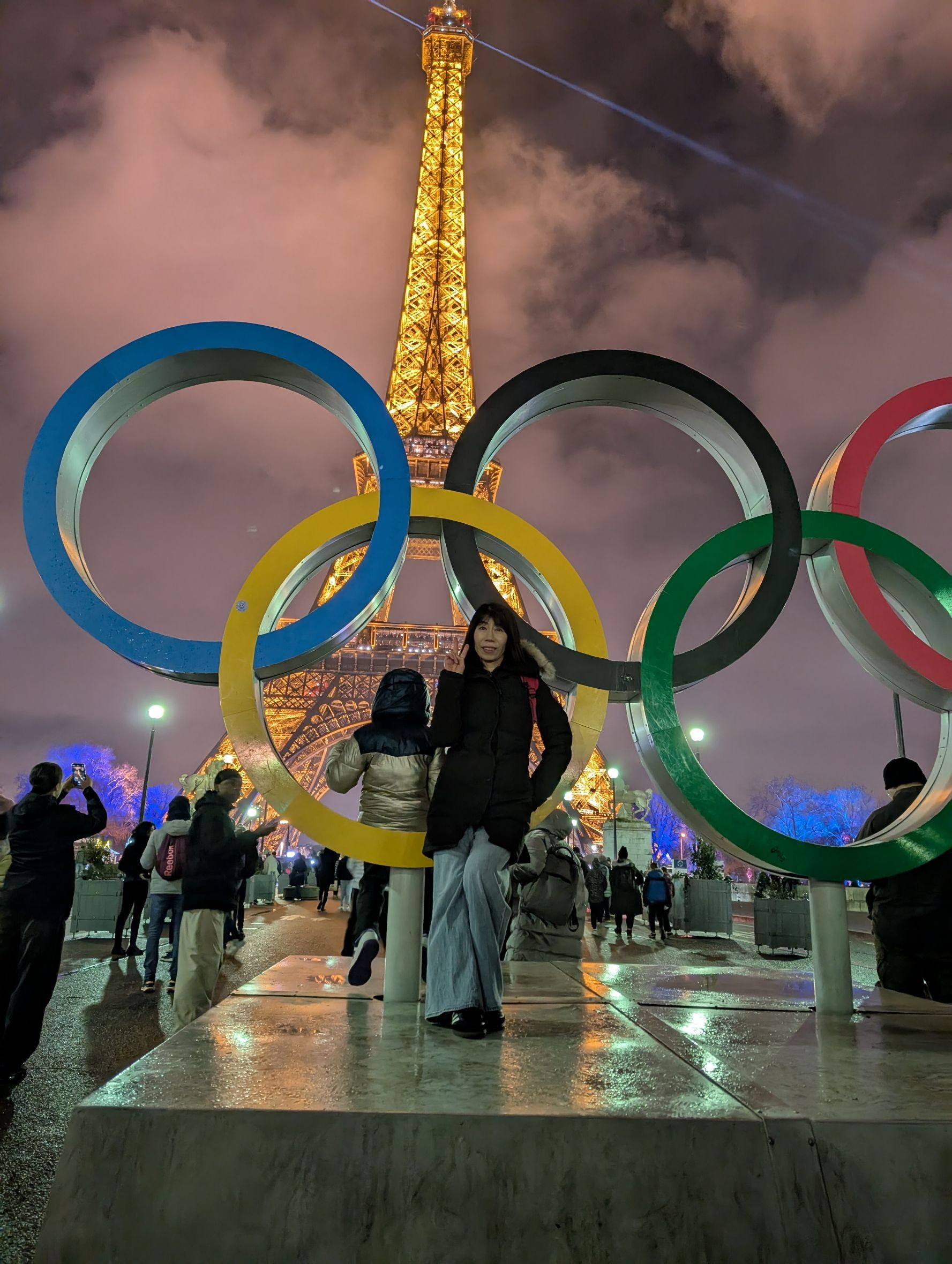 ライトアップされたエッフェル塔