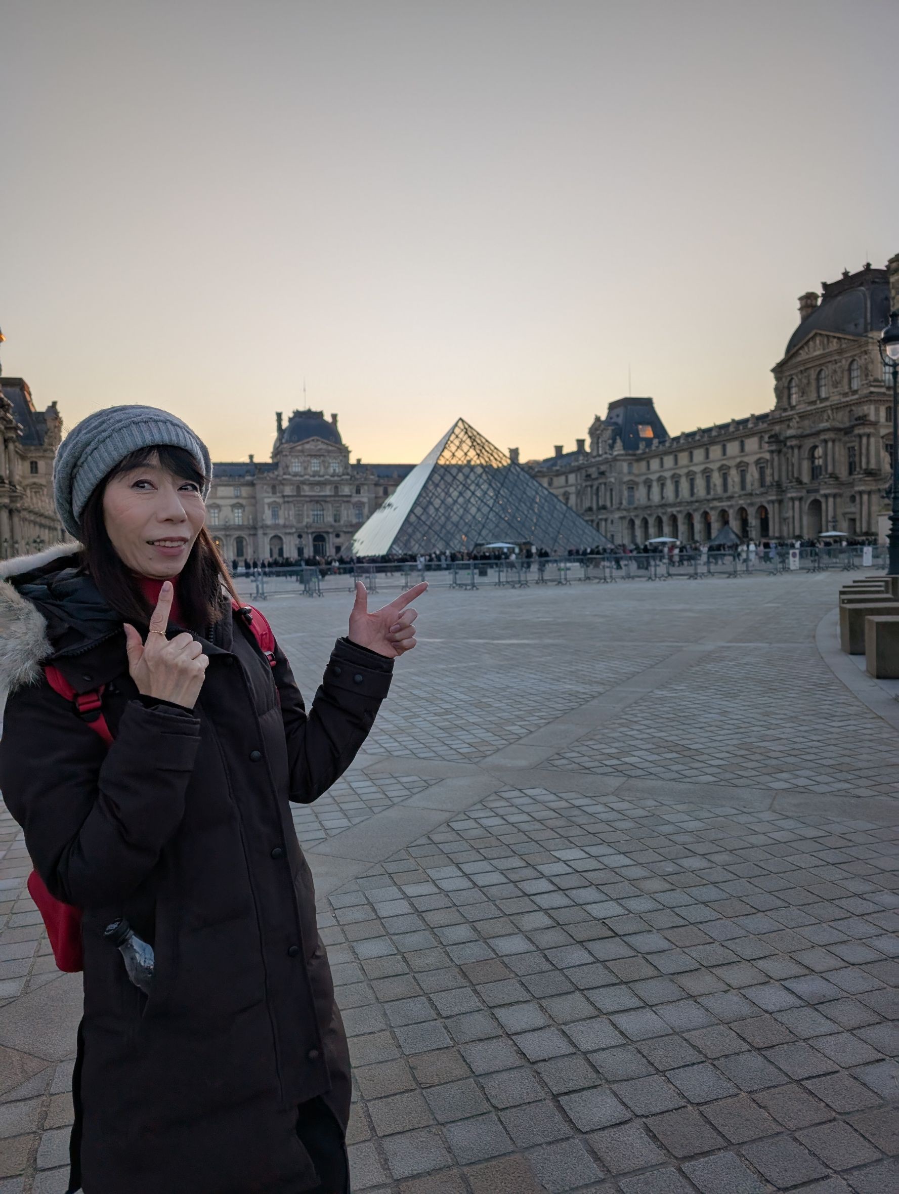 ルーブル美術館前で