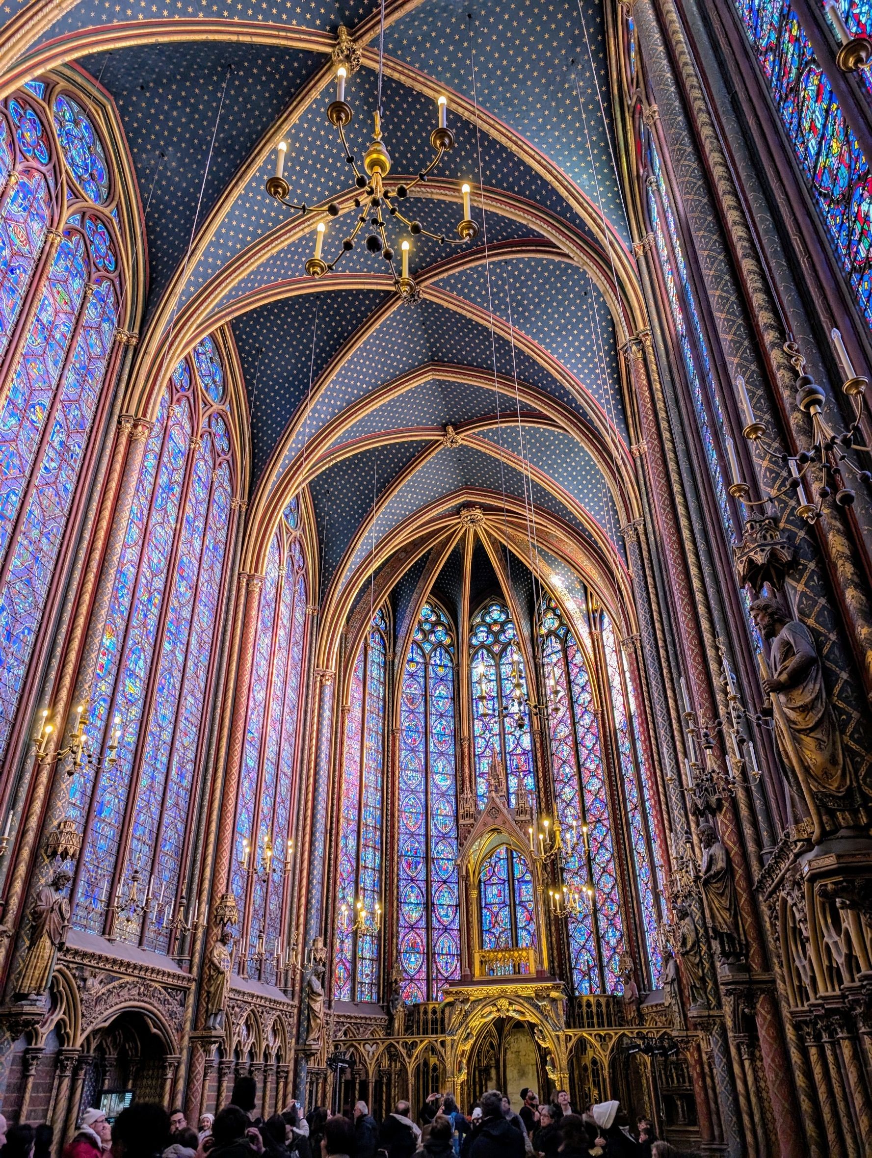 サントシャペルの美しいステンドグラス