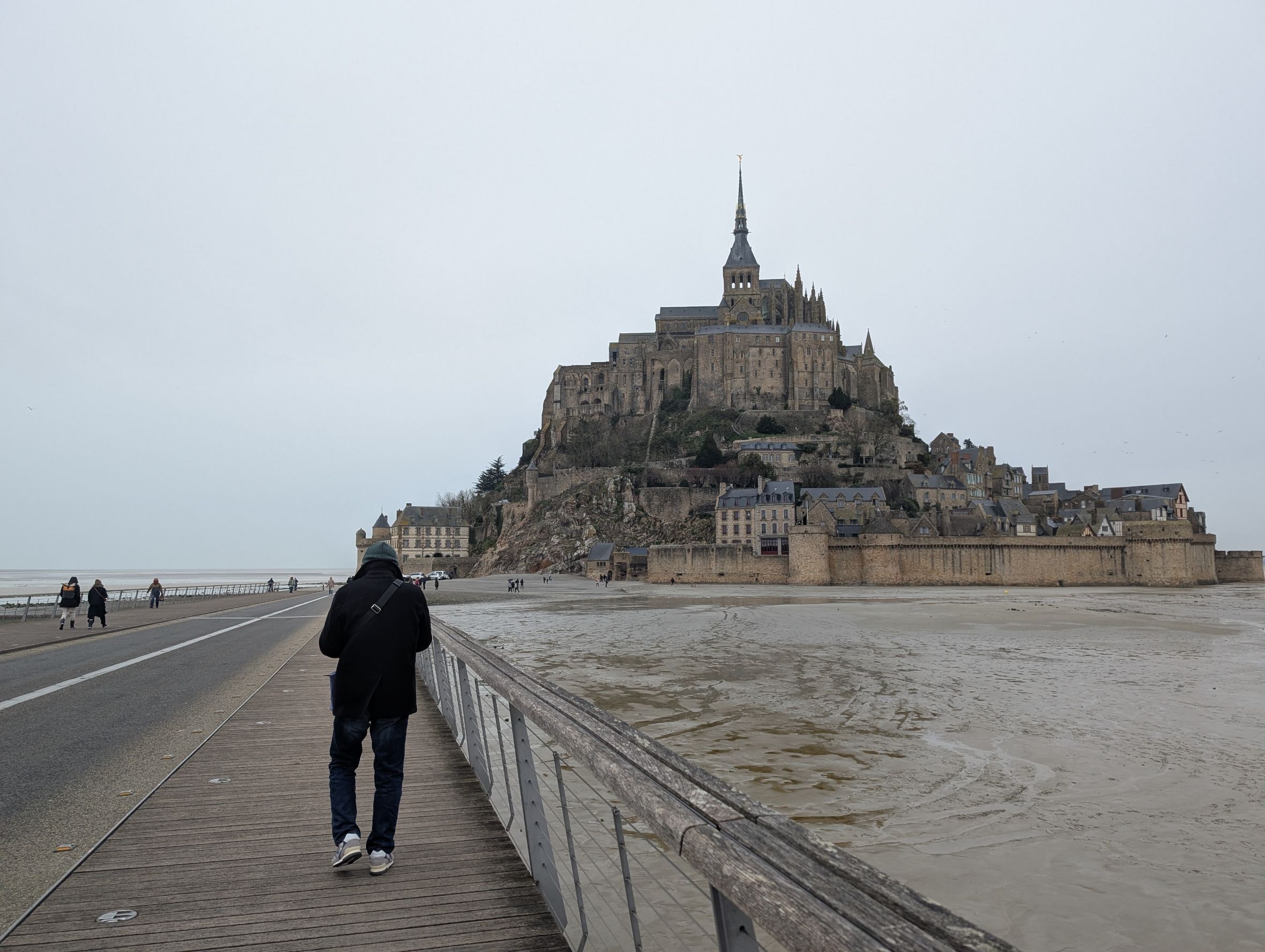 舗装されすっかり綺麗になったモンサンミッシェルまでの道路