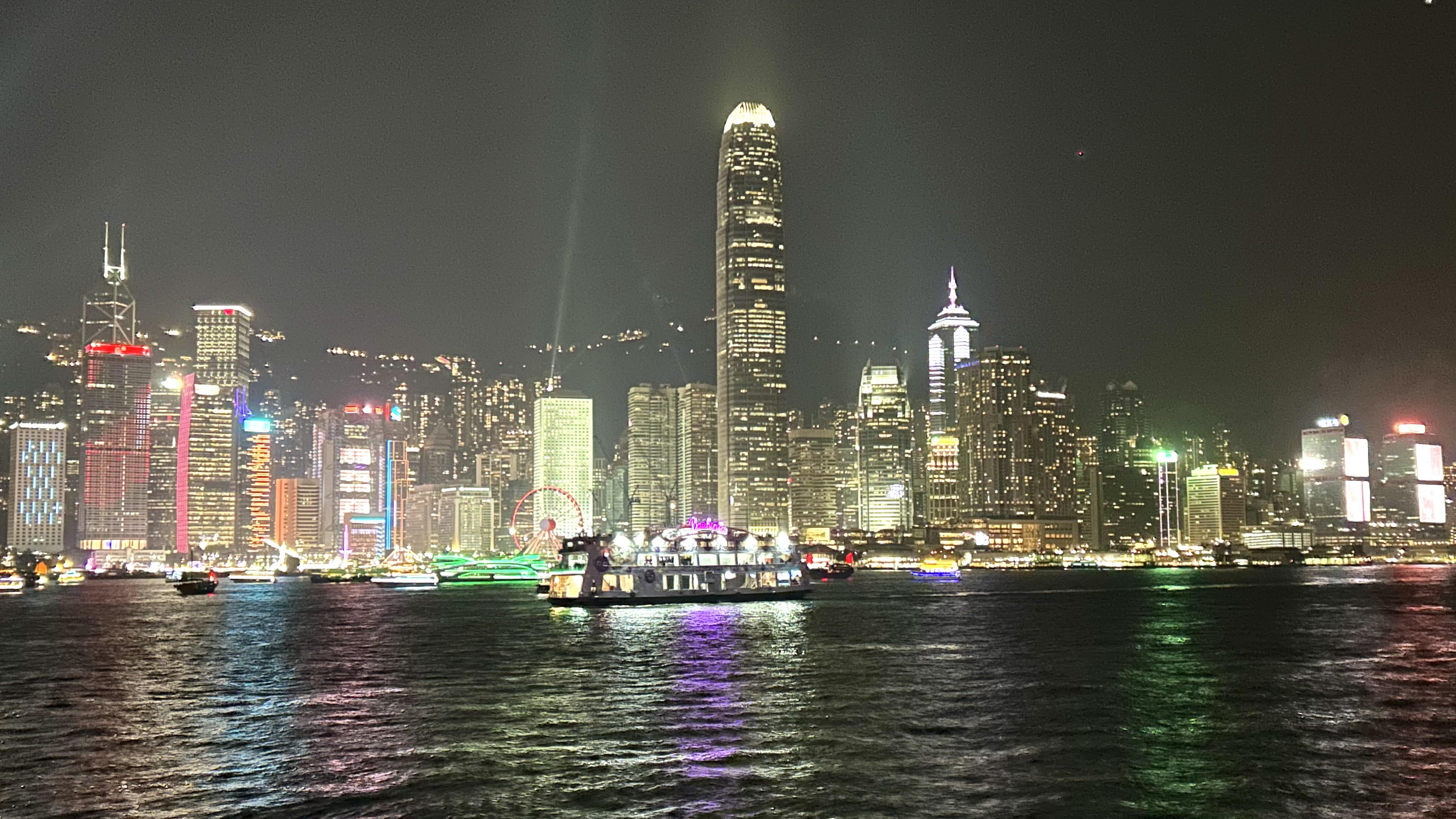 毎日20時から行われるシンフォニー・オブ・ライツを観景台高架道ベンチから鑑賞