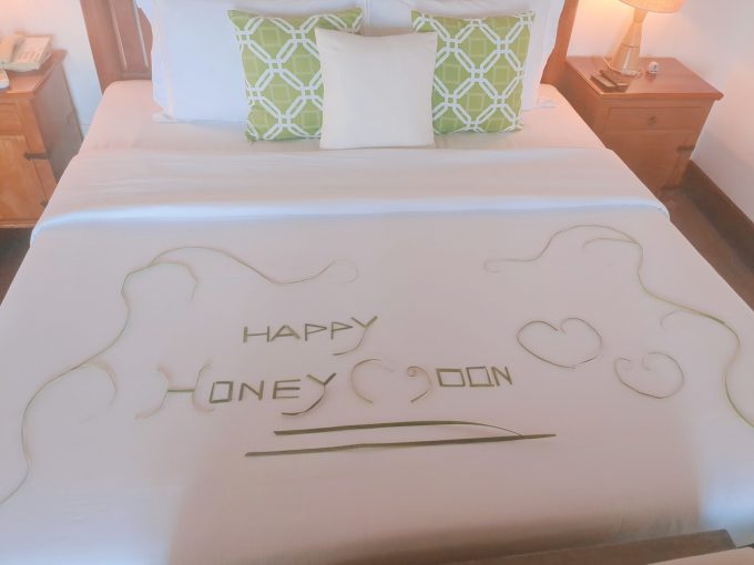 ベッドにはハネムーンのデコレーションが