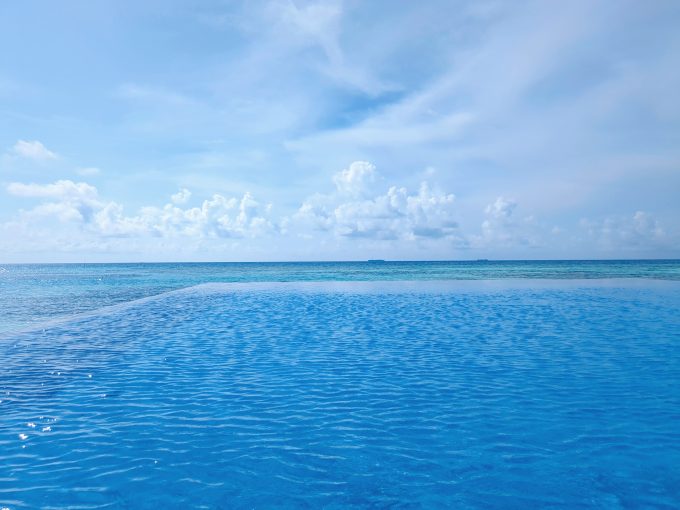 絶景が楽しめるインフィニティプール