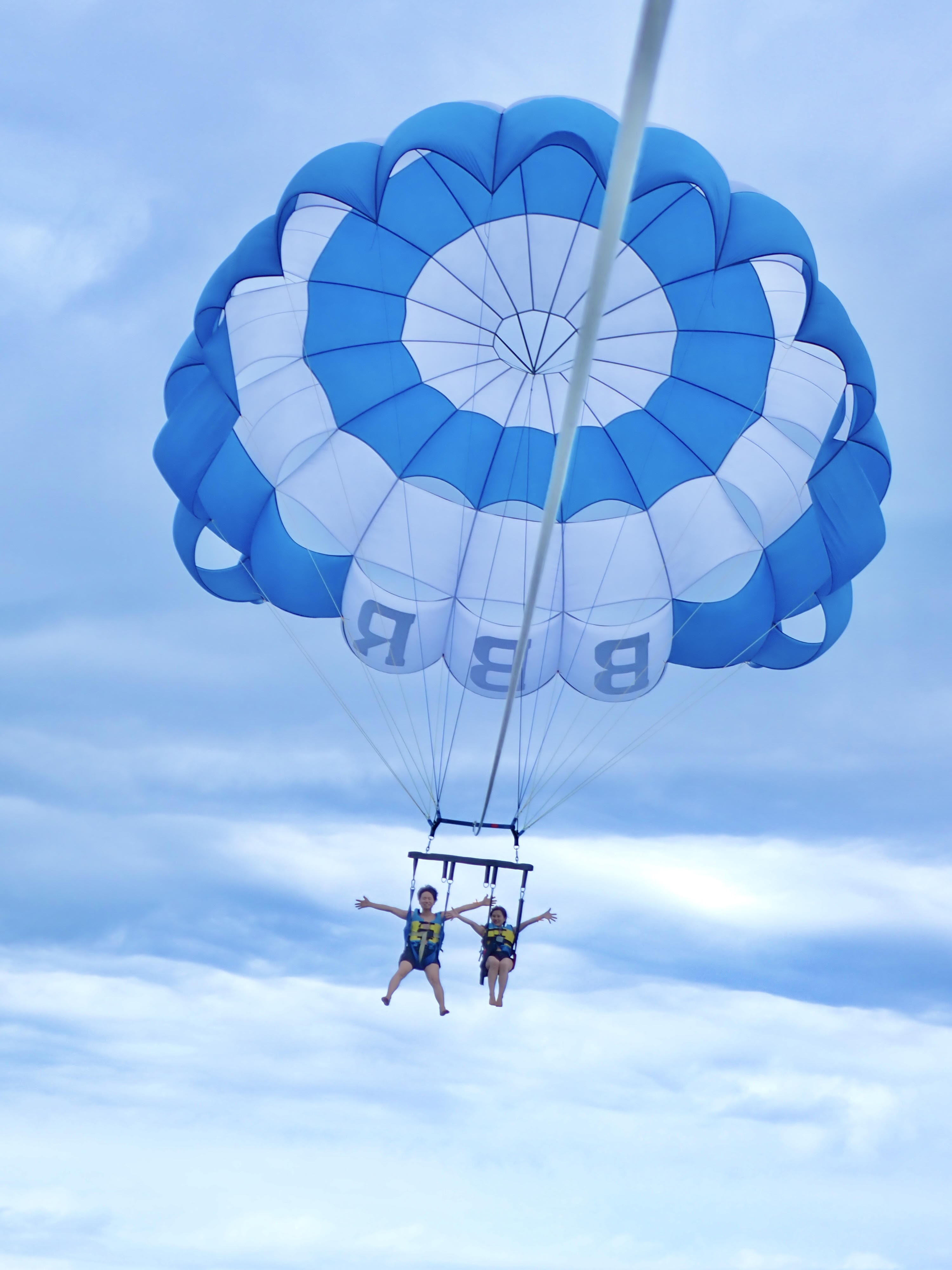 天気が良かったので急遽マリンスポーツをしました<br>写真のパラセーリング以外にもドーナツボートやジェットスキーを楽しみました