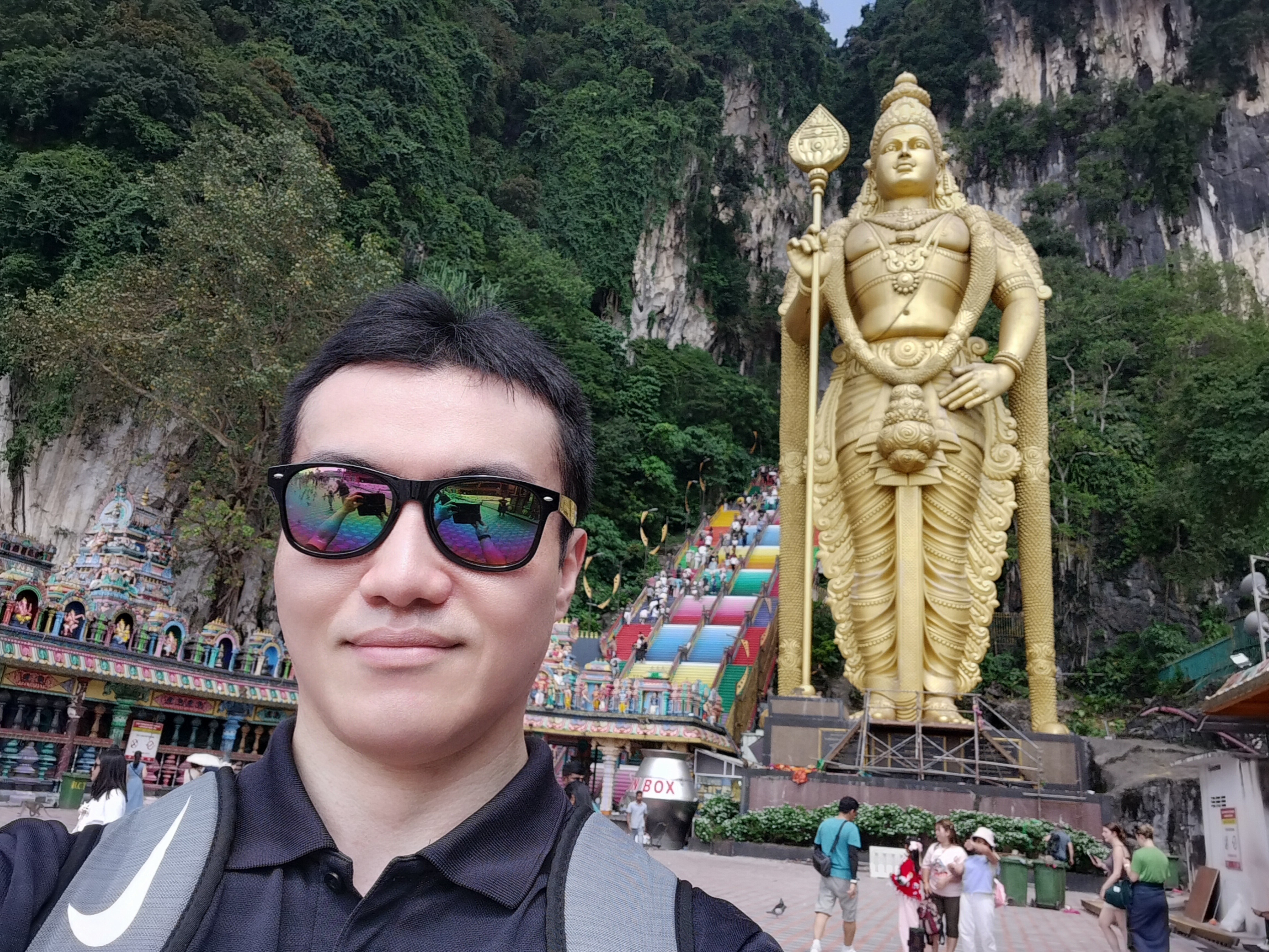 高さ43mの黄金のムルガン像