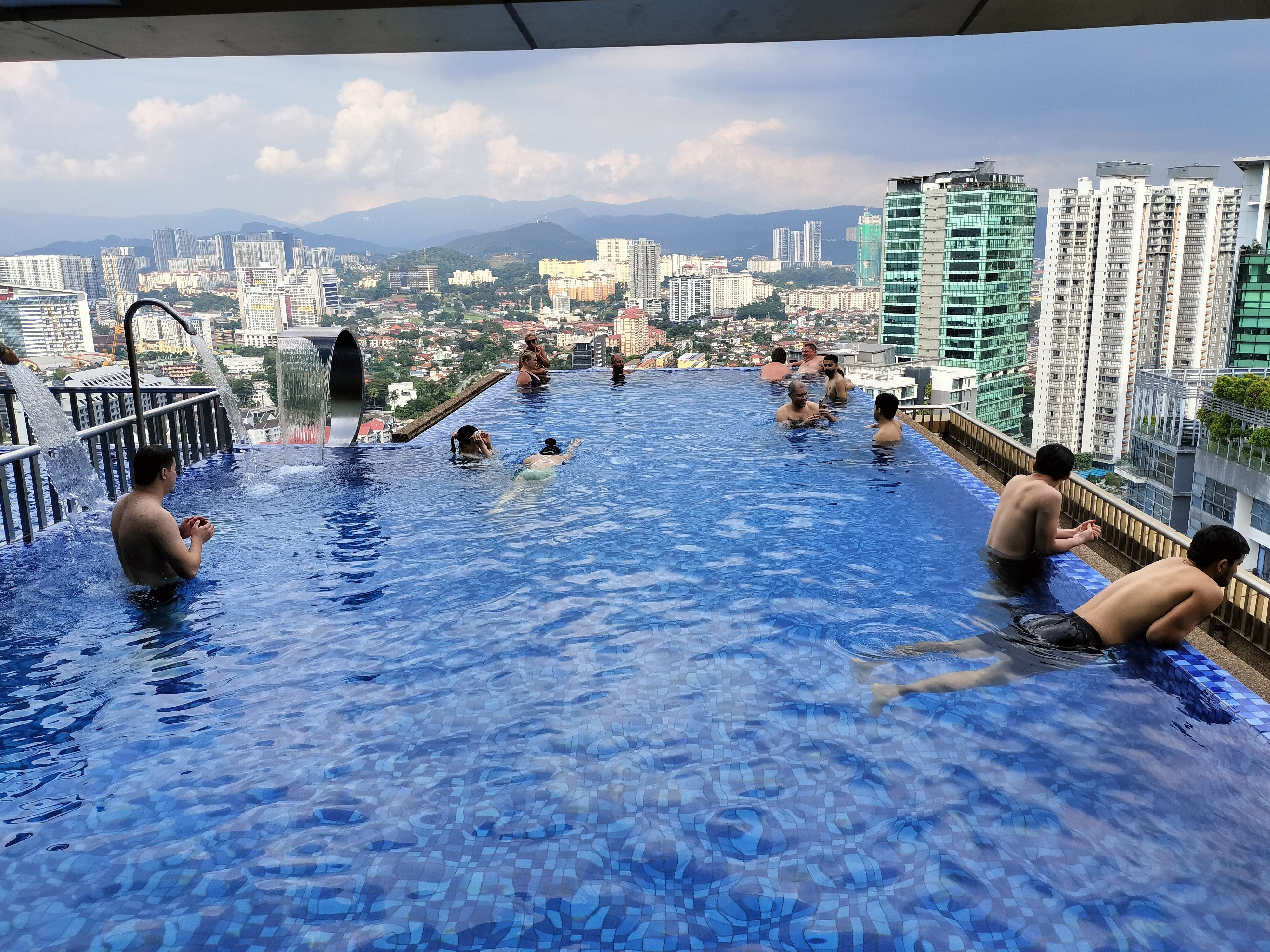 ホテルの屋上プール