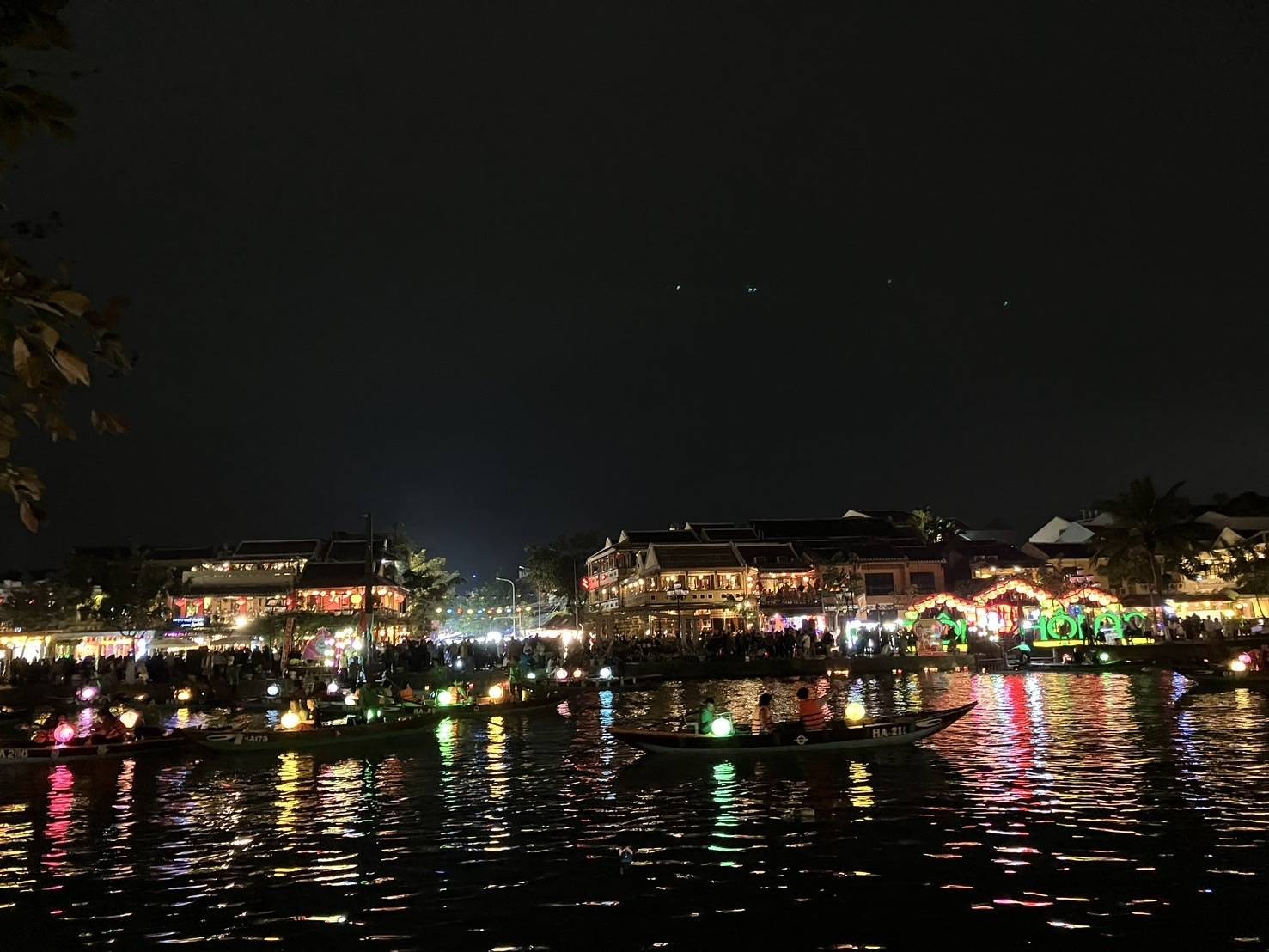 ランタンが浮かぶ幻想的なトゥボン川