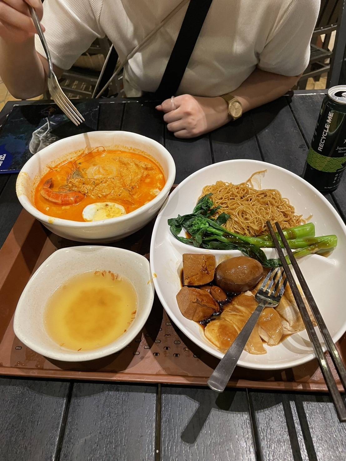 ナイトサファリ内のフードコートでシンガポール初めての料理