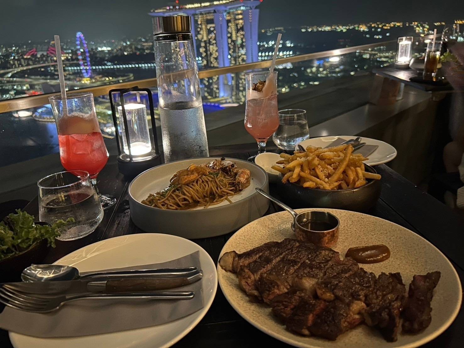 素晴らしい夜景を前に、美味しい食事を堪能