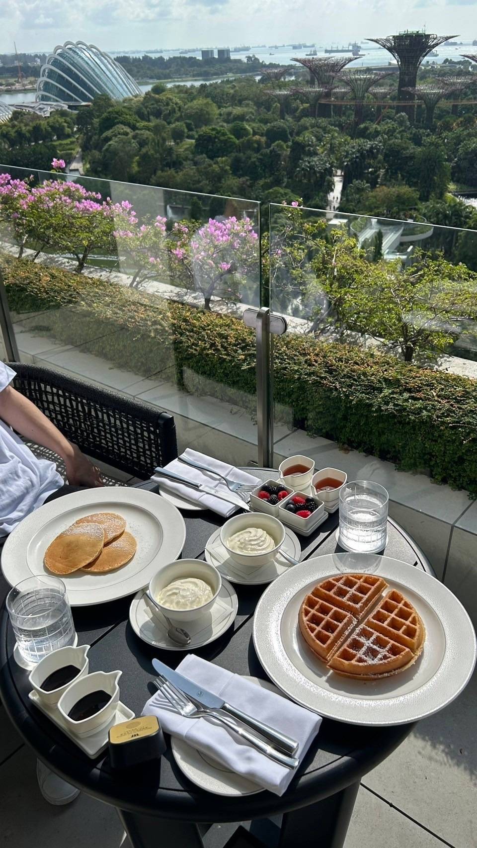 テラスで綺麗な景色を堪能しながら朝食タイム