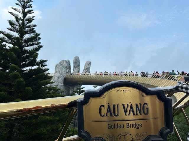 「Ba Na Hills のGolden Bridge」標高1km以上です