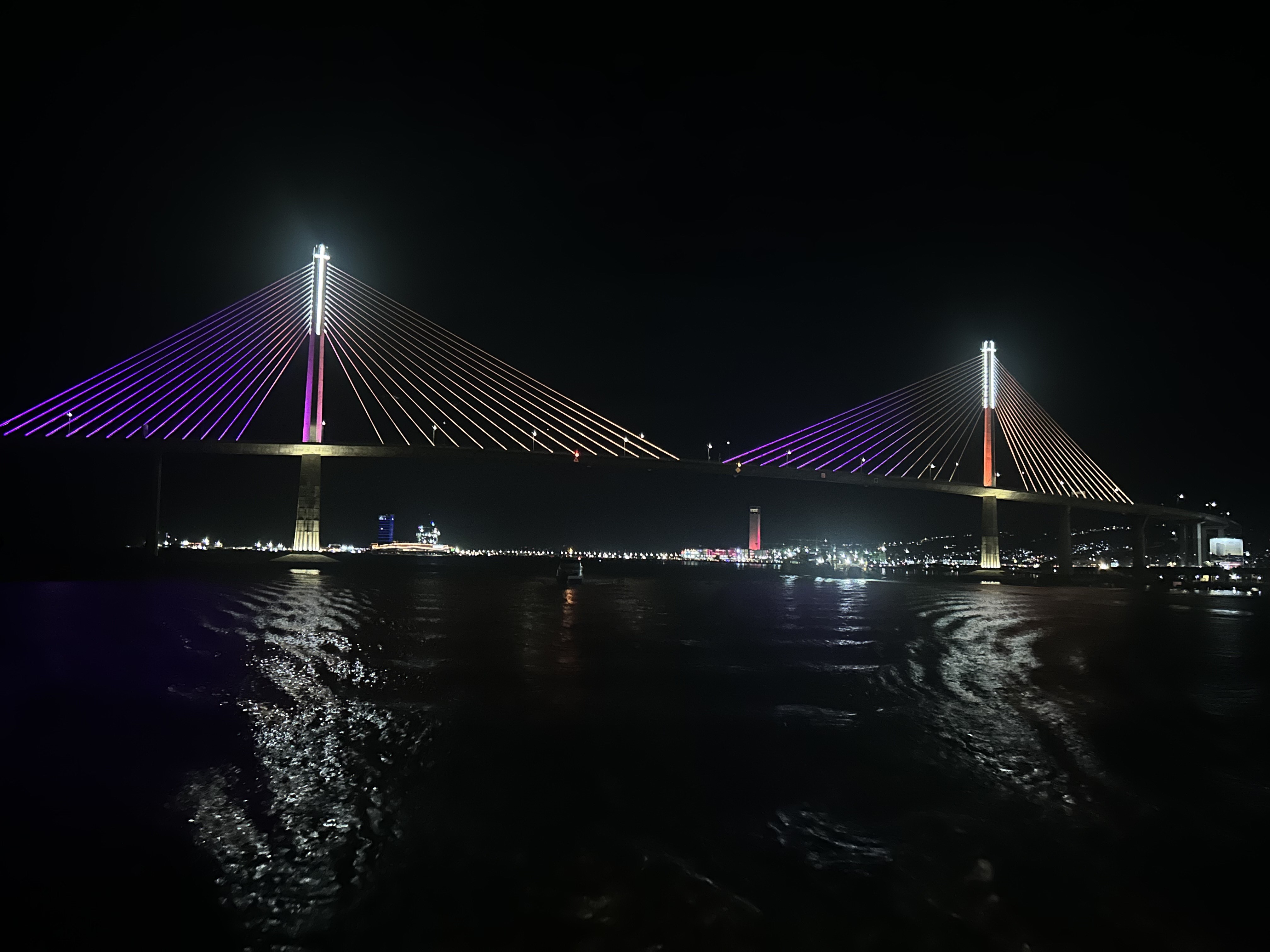 ボホール島から戻ってくる船内から見た夜景