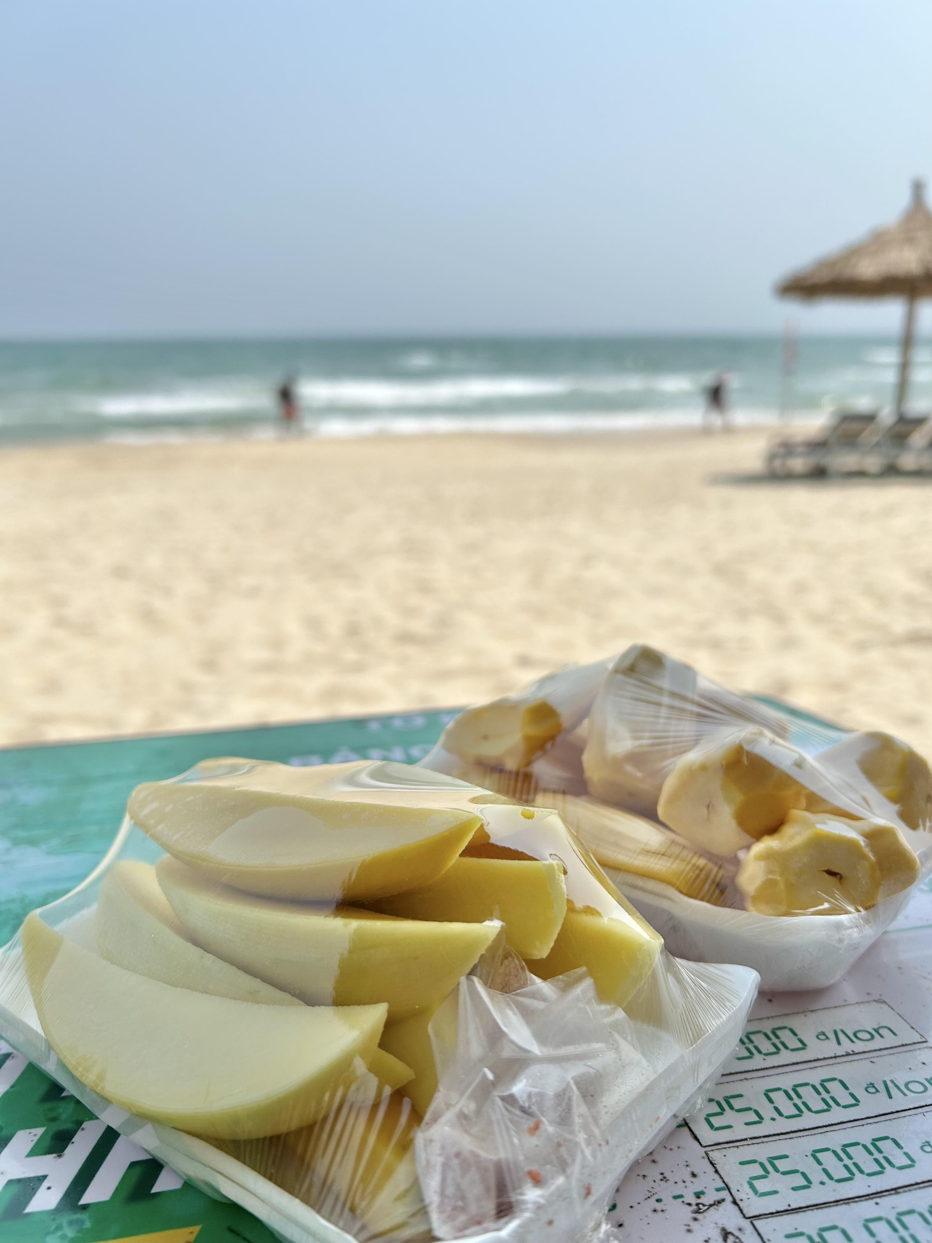 「マンゴーとジャックフルーツ」想像する甘いマンゴーというより固くてすっぱく水分少なめです