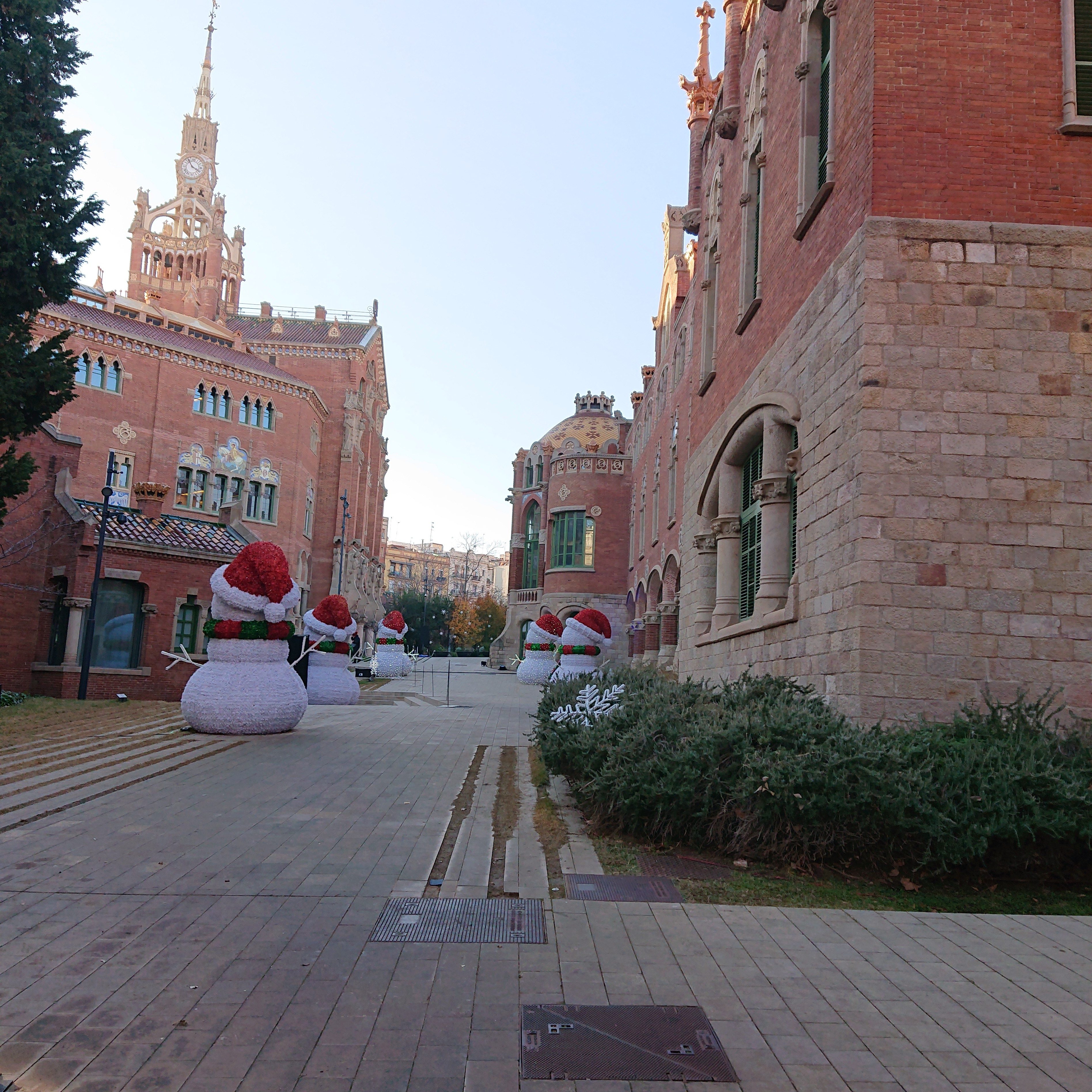 サン・パウ病院、スノーマンがサンタさんの恰好していました