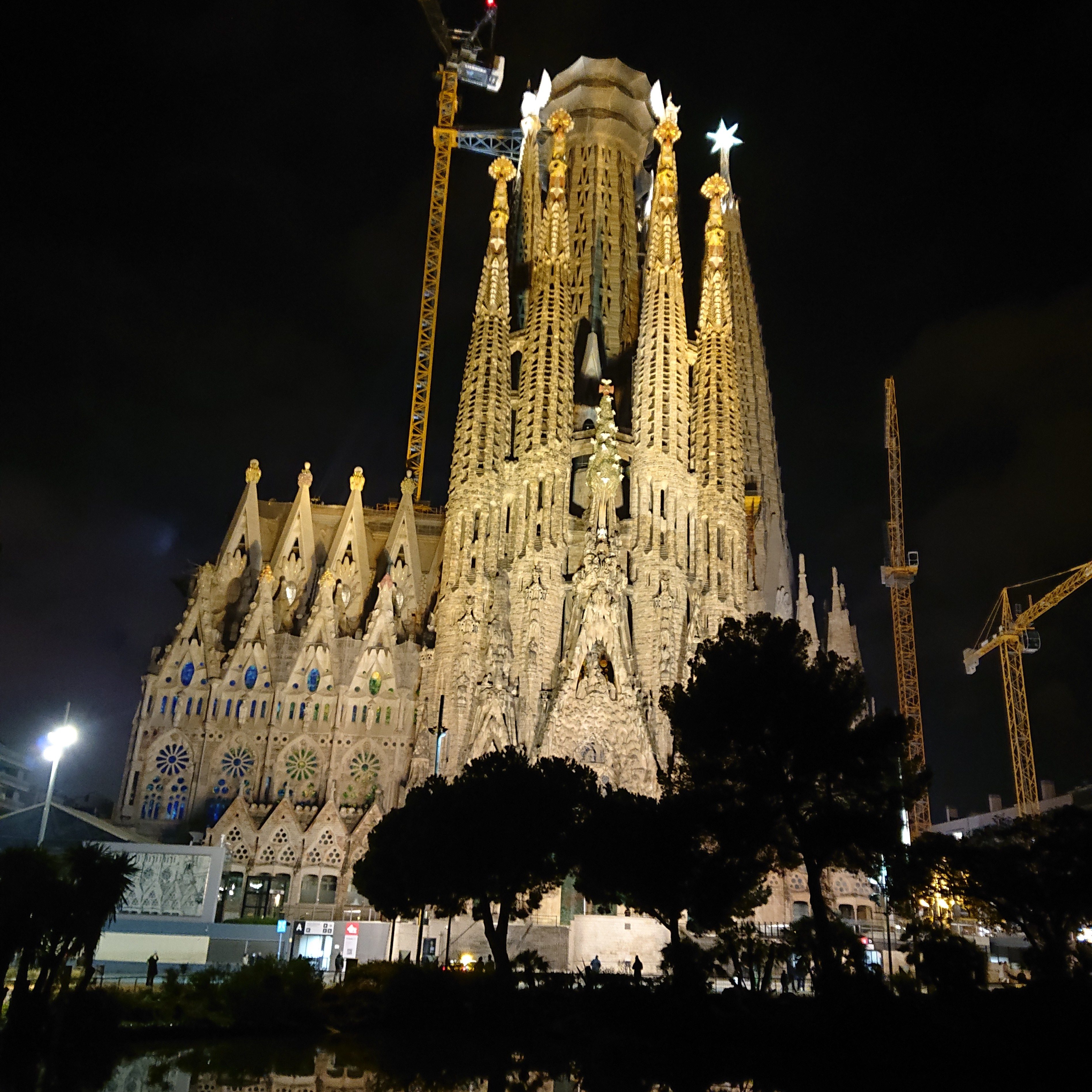 ライトアップされたサグラダファミリア