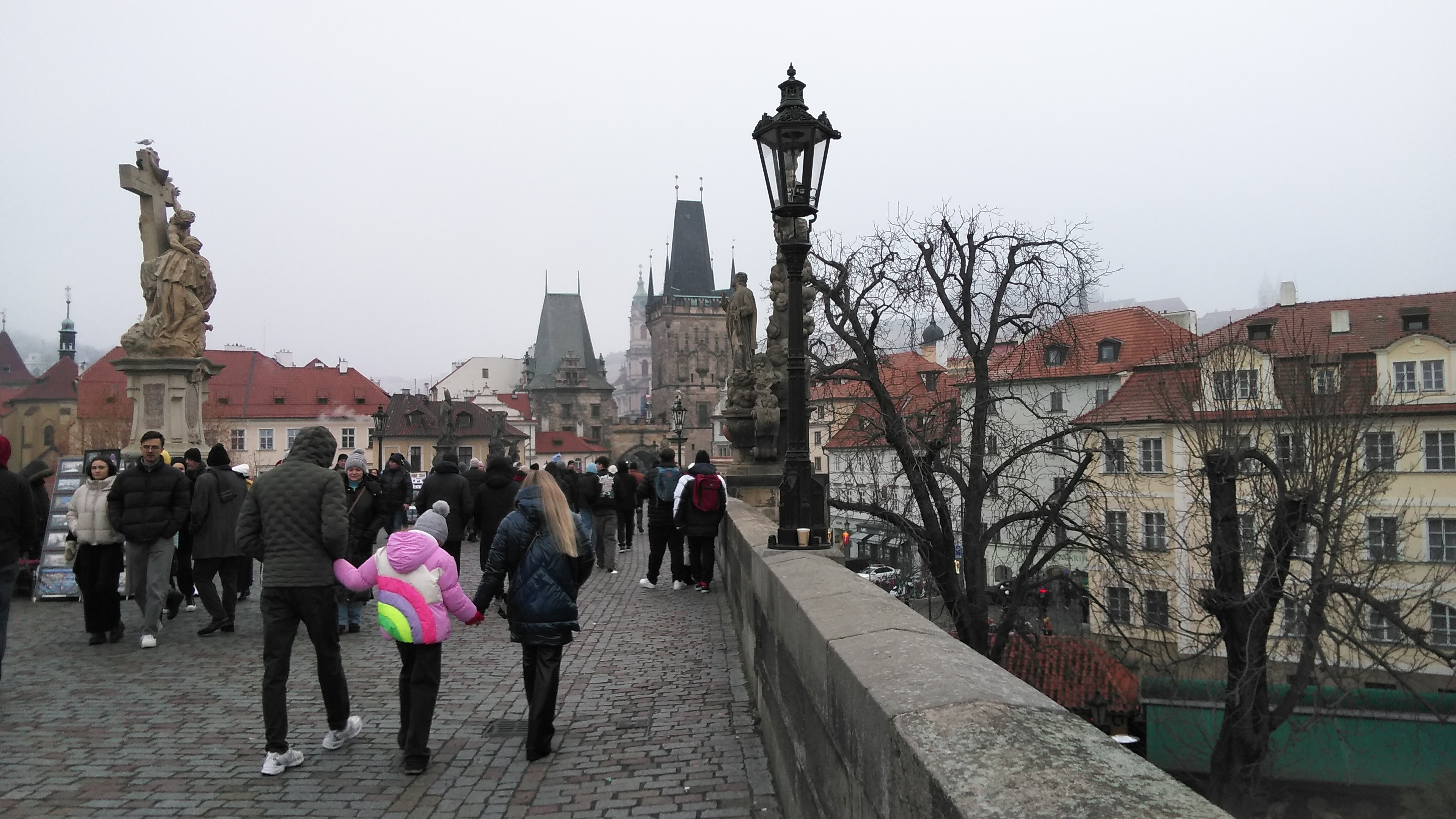 カレル橋を渡って旧市街へ