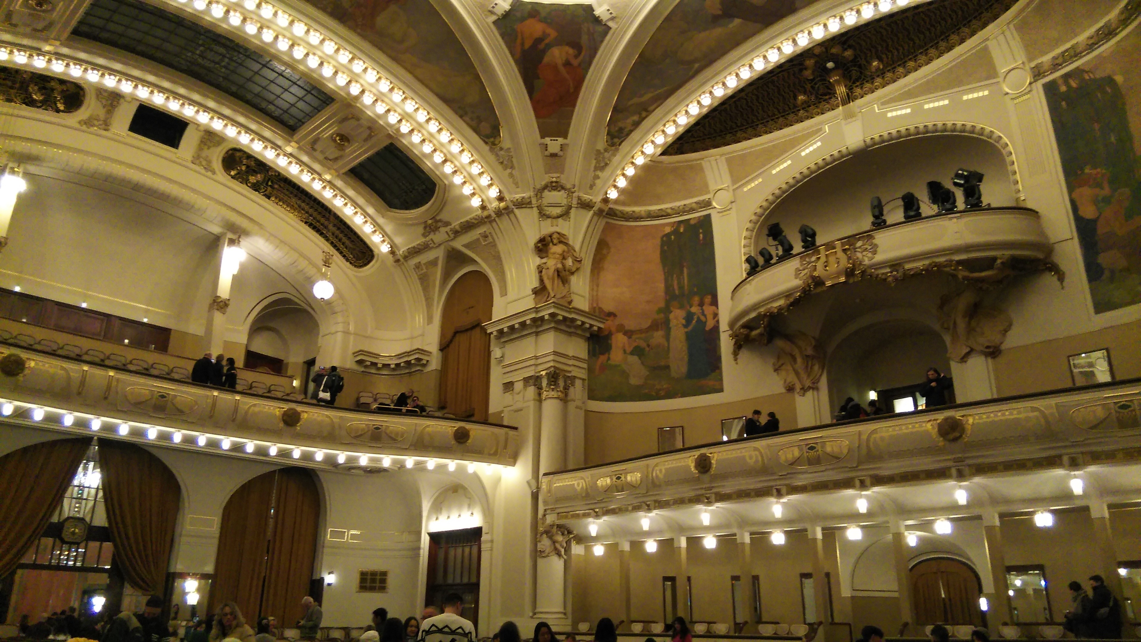 夕方、スメタナホールのコンサートへ